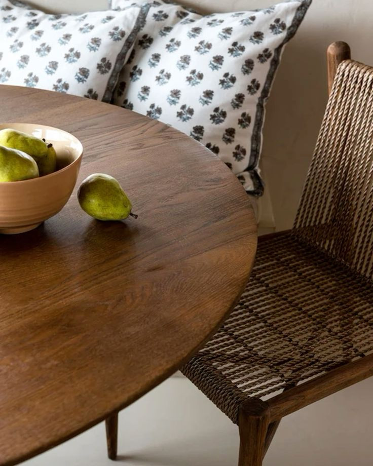 Walnut Round Dining Table
#DiningRoom #RoundTable #DiningNook