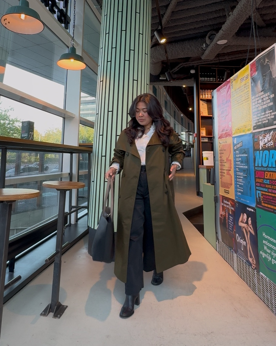 Khaki trench. Crisp white. Sleek black. When your outfit speaks before you do. 🤍
Coat: XS
Top: S
Trouser: 36
Shoes: 37
Height: 153 cm
Weight: 55 kg

#LTKnederlands #LTKworkwear #LTKeurope