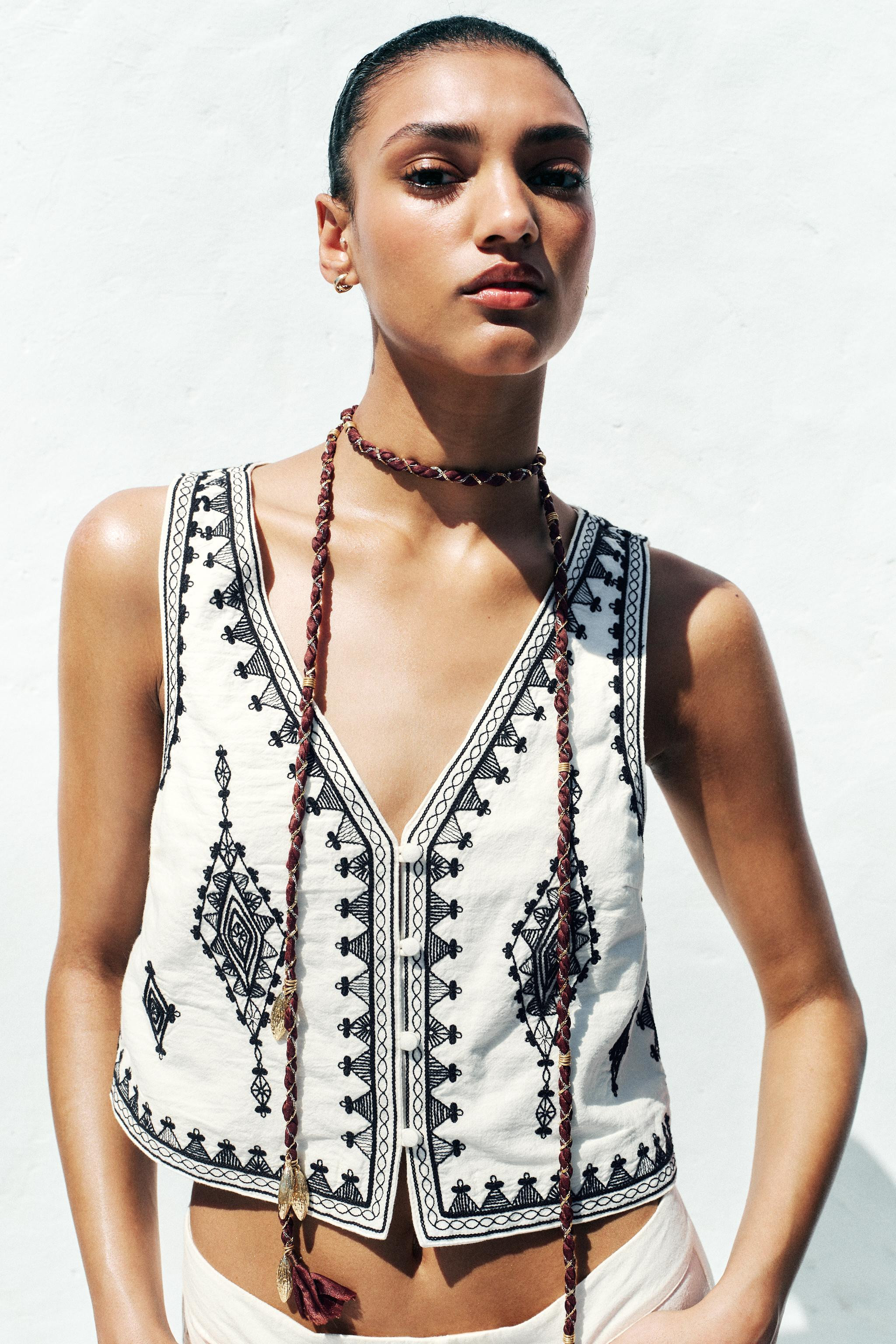 CONTRAST EMBROIDERY WAISTCOAT | Zara UK