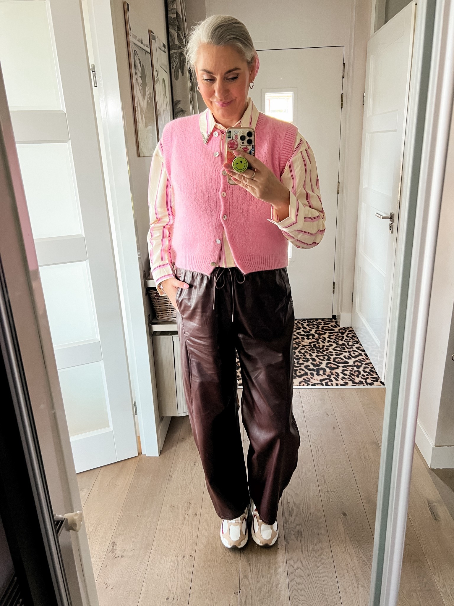 OOTD - Zondag. Heel met roze gestreepte blouse (Shoeby M/L), roze gebreid gilet (Coral, one size), bordeauxrode barrel fit imitatieleren broek (Shoeby, xl) en Nike V5 sneakers. 



#LTKOver40 #LTKTall #LTKootd