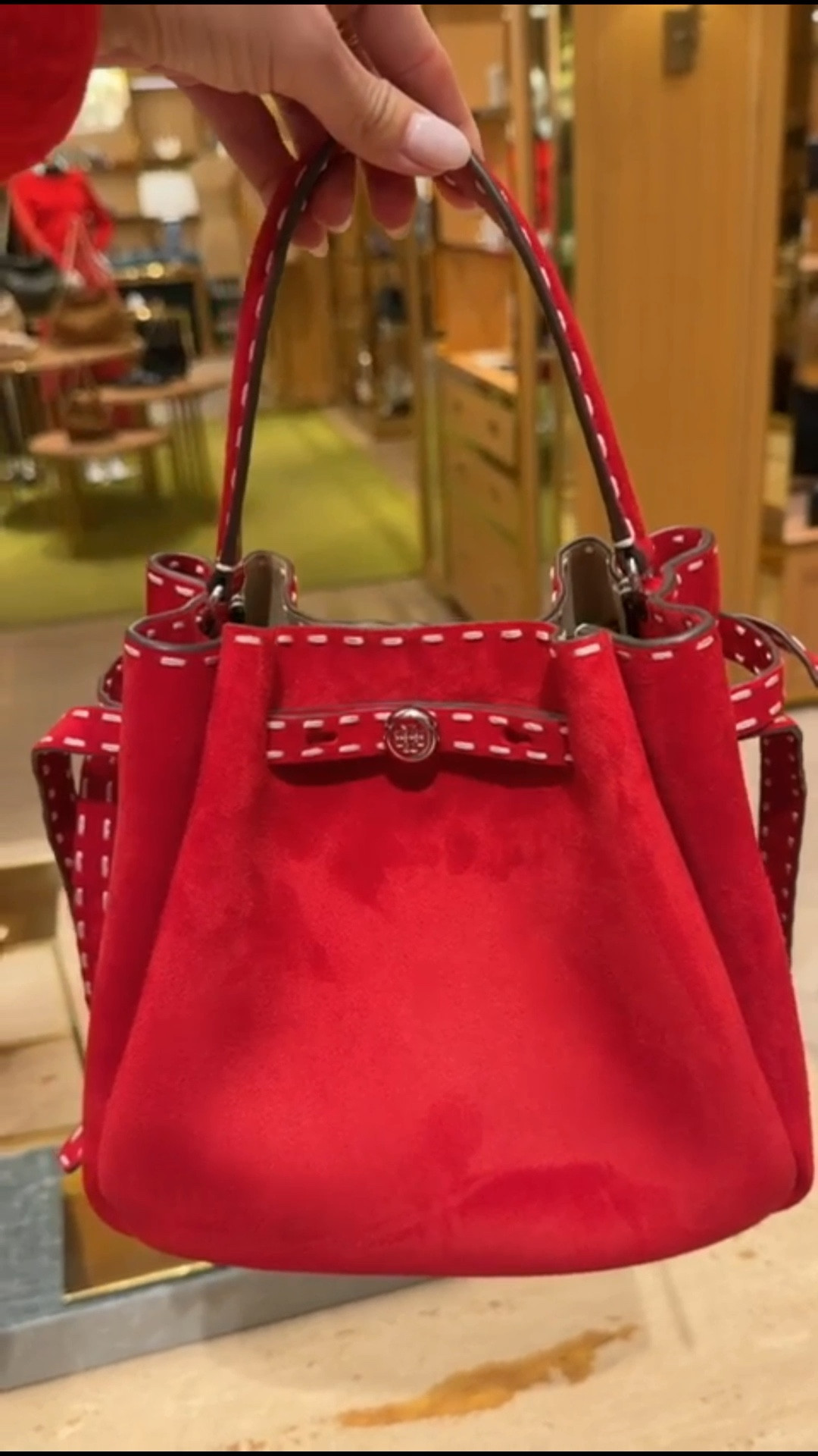 Tory Burch Romy Bucket Bag.

tory burch bag, designer bag, leather bag, annabrstyle.

#LTKOver40