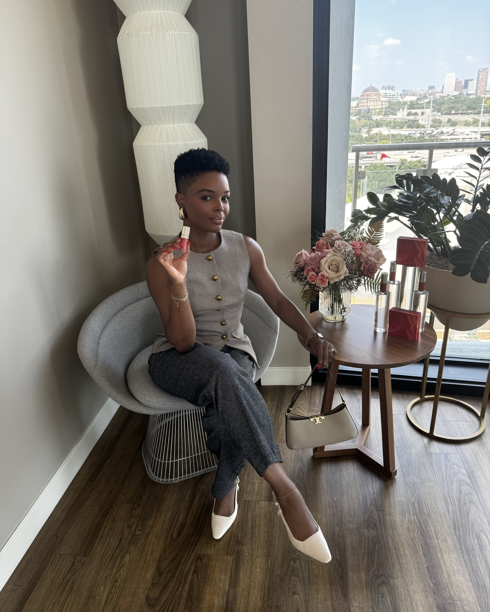 Upcoming fall beauty refresh with @Clarins ✨Discovered their latest skincare innovation Total Eye Lift and got to restock on cult-faves like the iconic Double Serum. Always a treat to experience skincare that delivers results while feeling so luxe. Thanks Clarins for having me 💕
