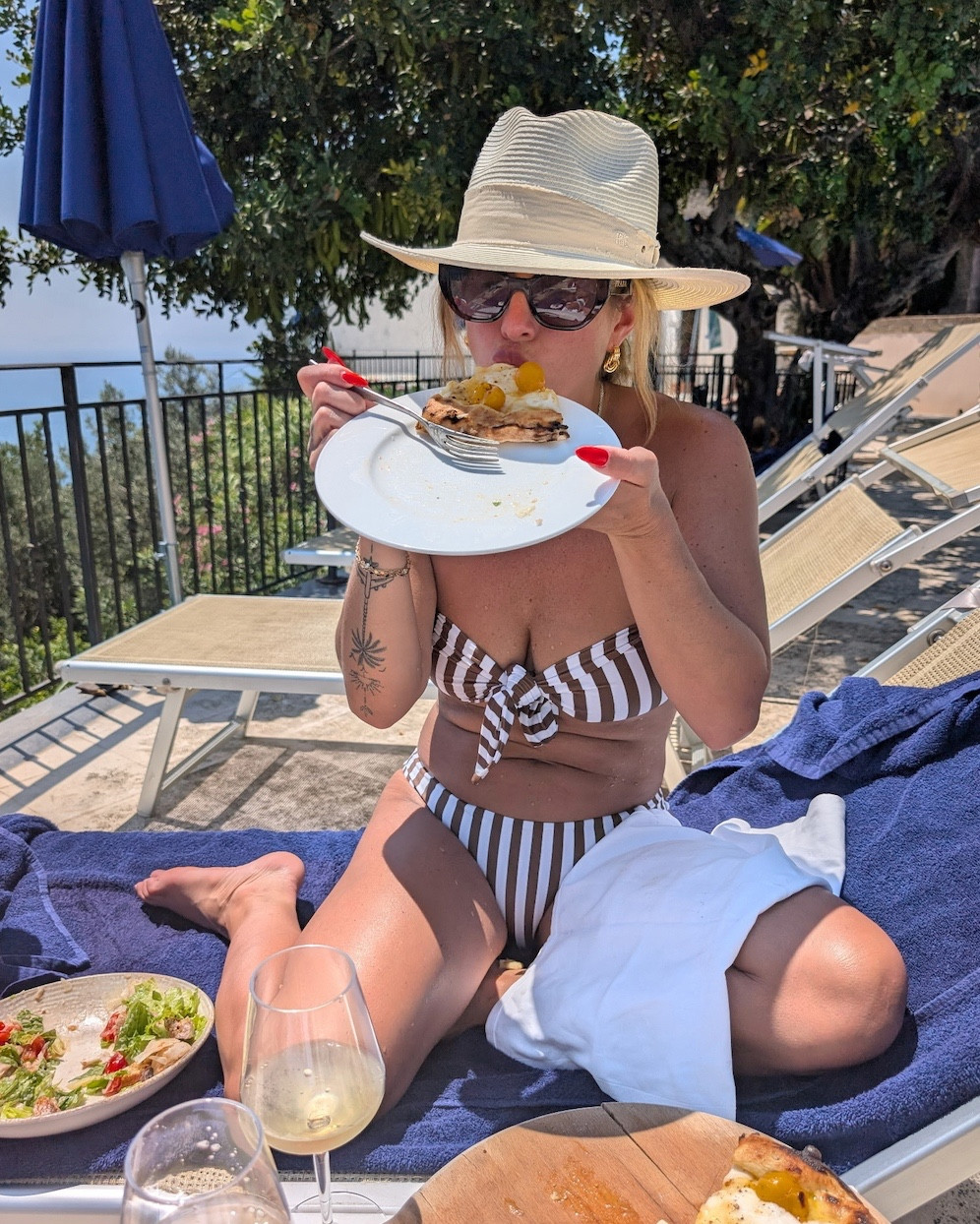 Just a girl, her pizza, and a glass of vino living her best Italian summer 🍷

This post proudly sponsored by the country of Italy (unofficially, of course) 

#SaucedBySunday #ItalianSummer #CoolGirlAesthetic #WineWithAView #FoodieTravel #PoolsideVibes