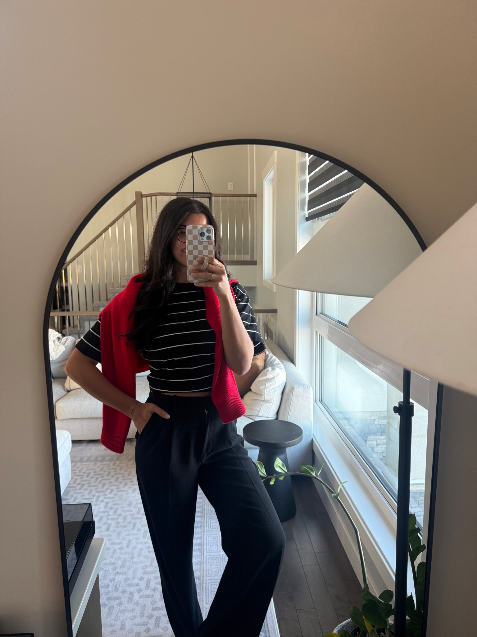 The best t shirt! Boxy up top
With a cinched waist! Wearing small 