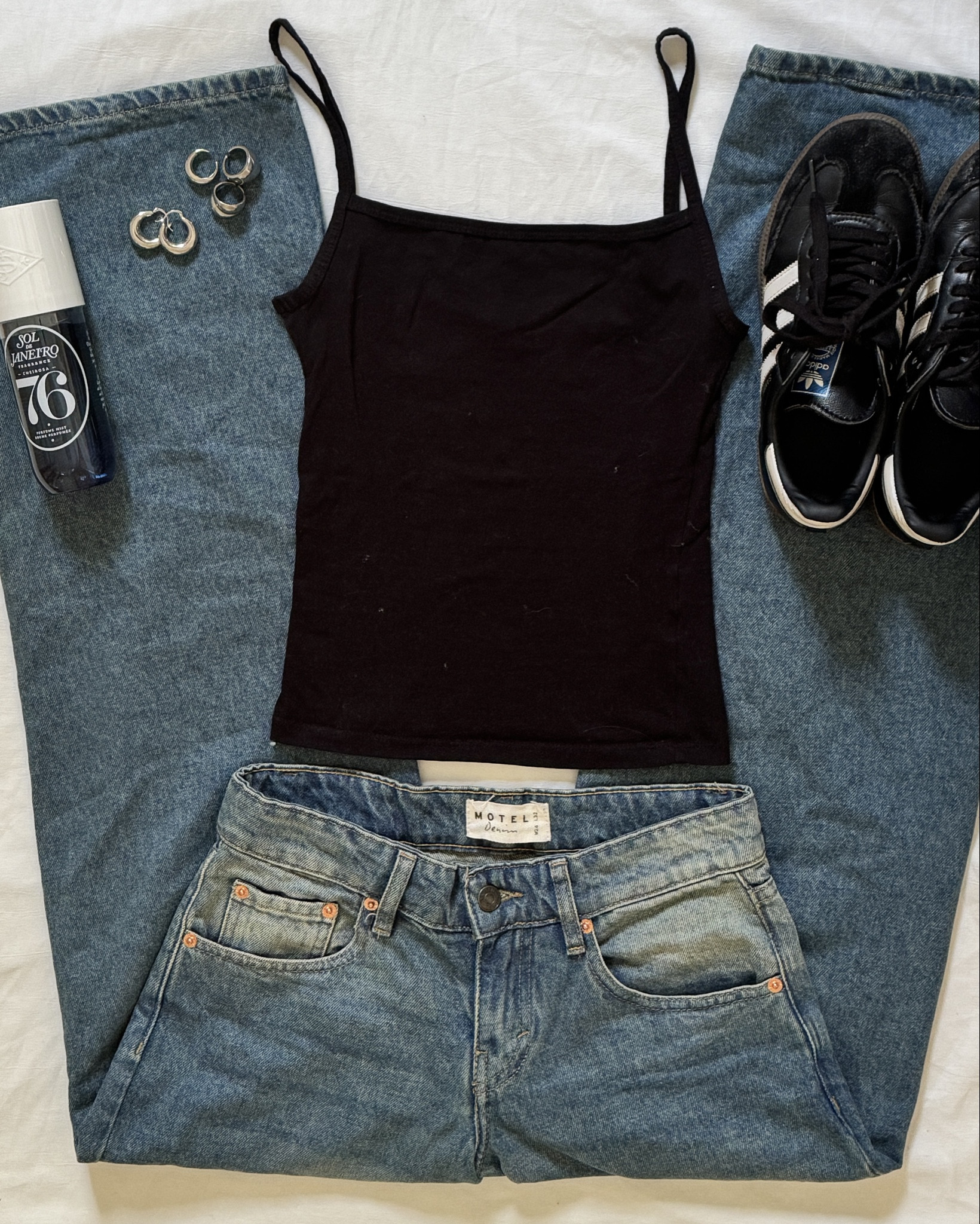 Black top outfit 
Earrings - https://s.click.aliexpress.com/e/_oEUiDI
Hair clip - https://s.click.aliexpress.com/e/_okDbTcL
Jeans - motel size 24 l32