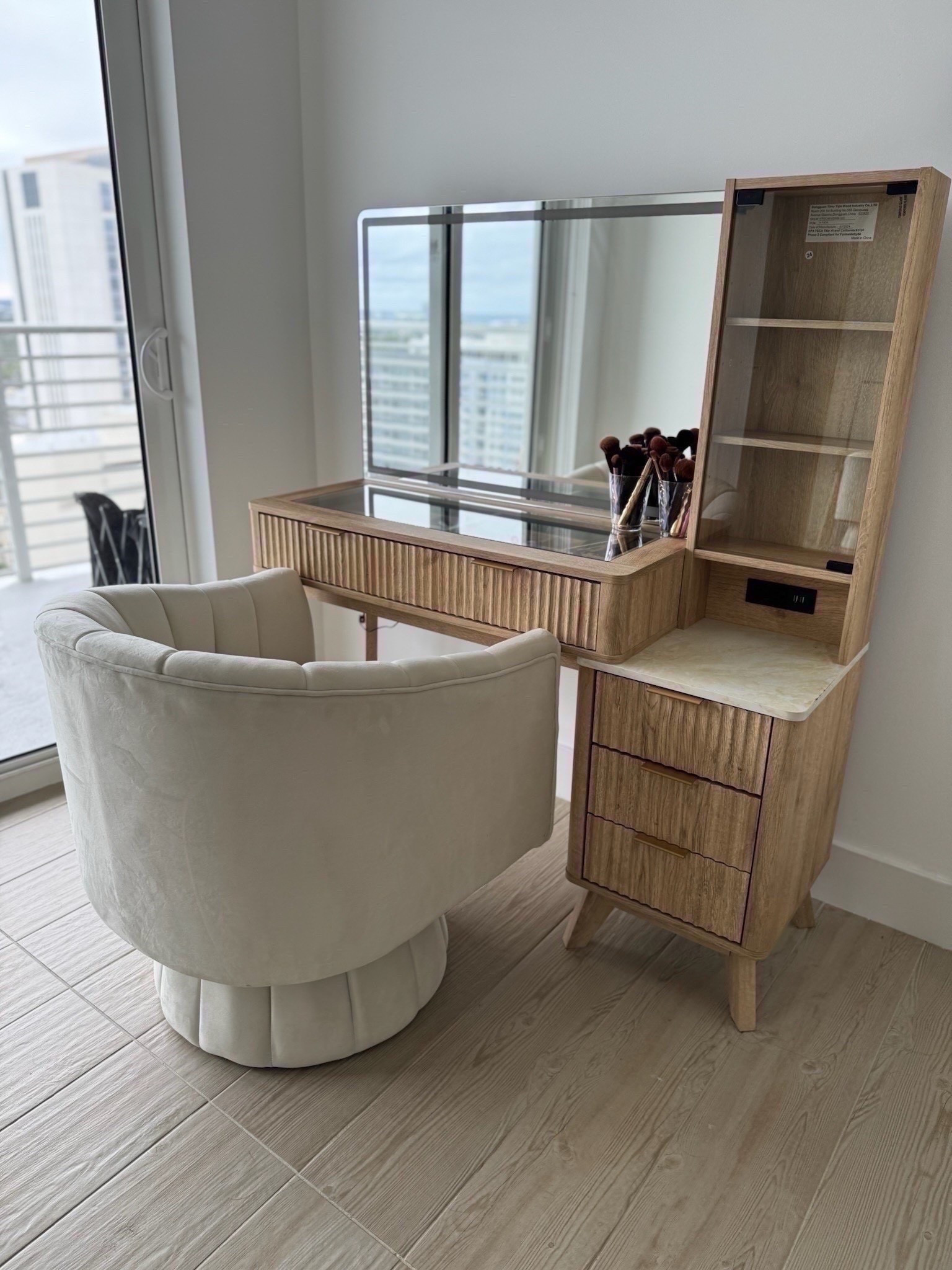 Looking for a stylish vanity and a comfortable accent chair? Amazon has what you need. This is my current vanity set up! ✨

Amazon finds, Amazon furniture, vanity chair, mirror, Emmy Petit

#LTKHome #LTKBeauty #LTKSaleAlert