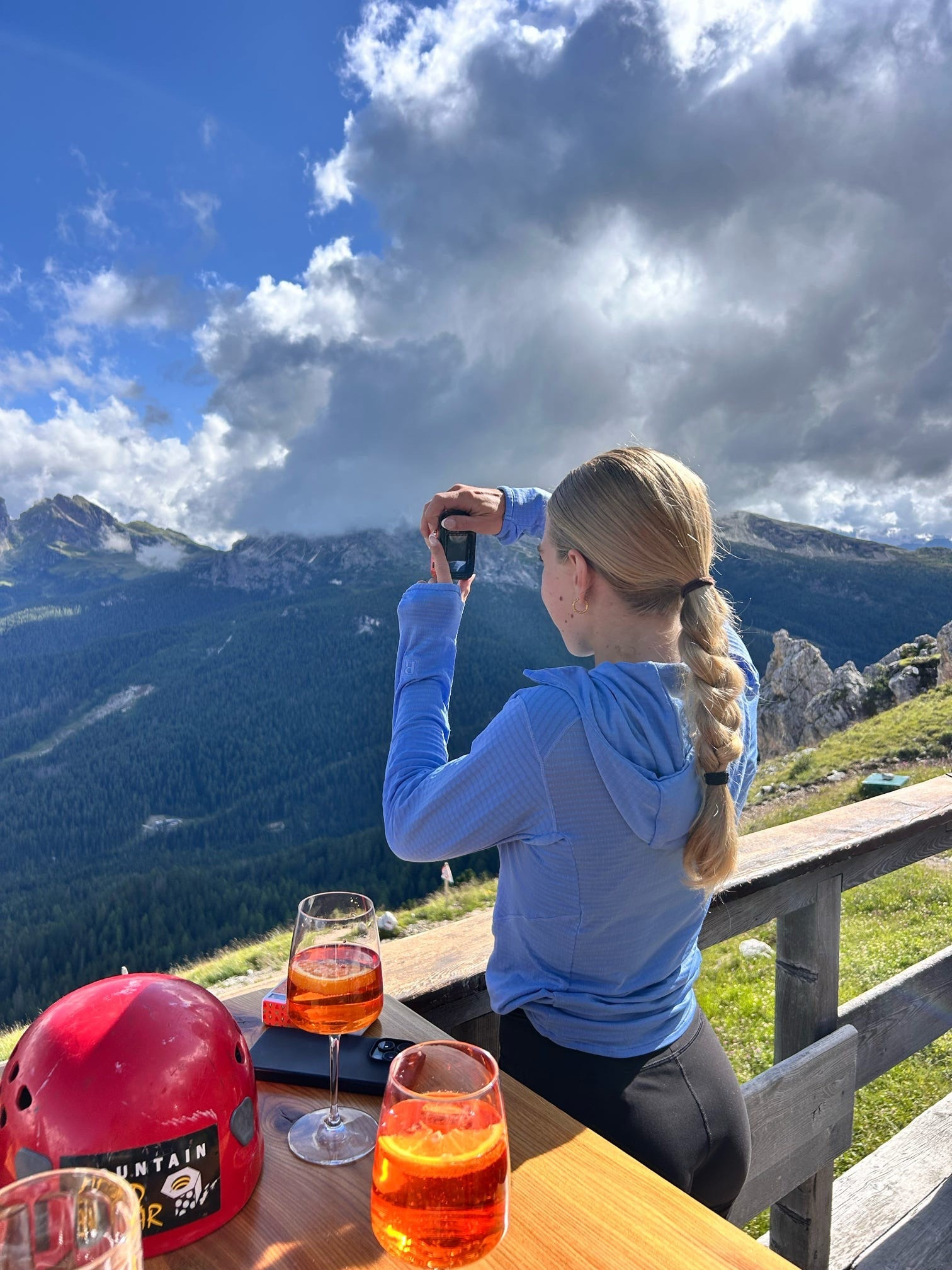 Such a good hiking layer! Got it in the blue color #hikingoutfit #outdoorgear #trailgear

#LTKActive