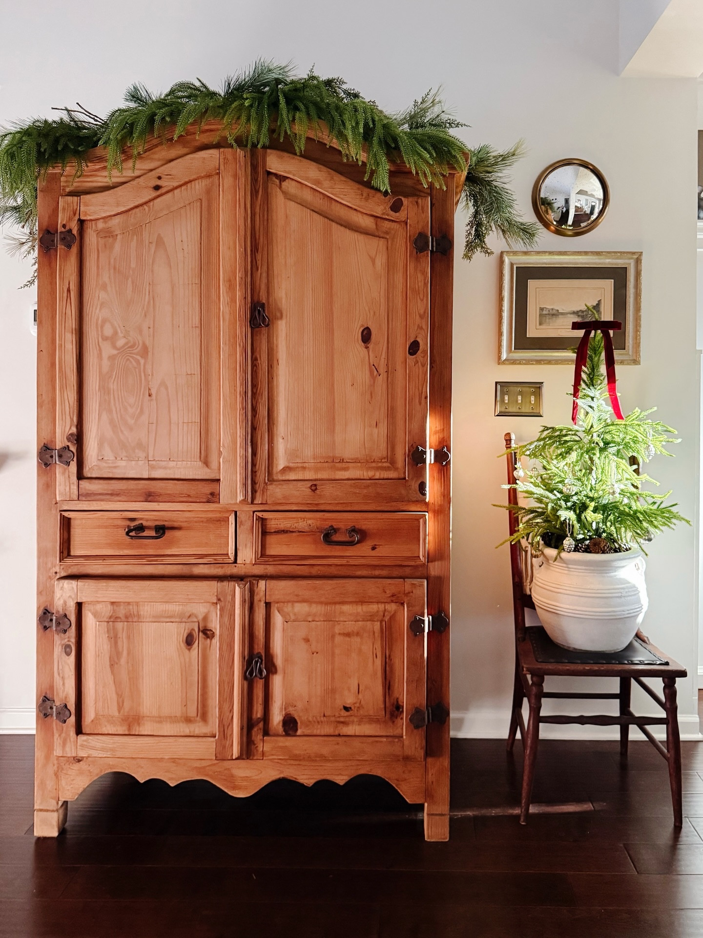 Turns out all you need is a bow and a little greenery to make any space feel festive. 🎄♥️ Simple Christmas décor for the win. 

#ChristmasDecorIdeas #HolidayHomeInspo
#SimpleChristmasDecor