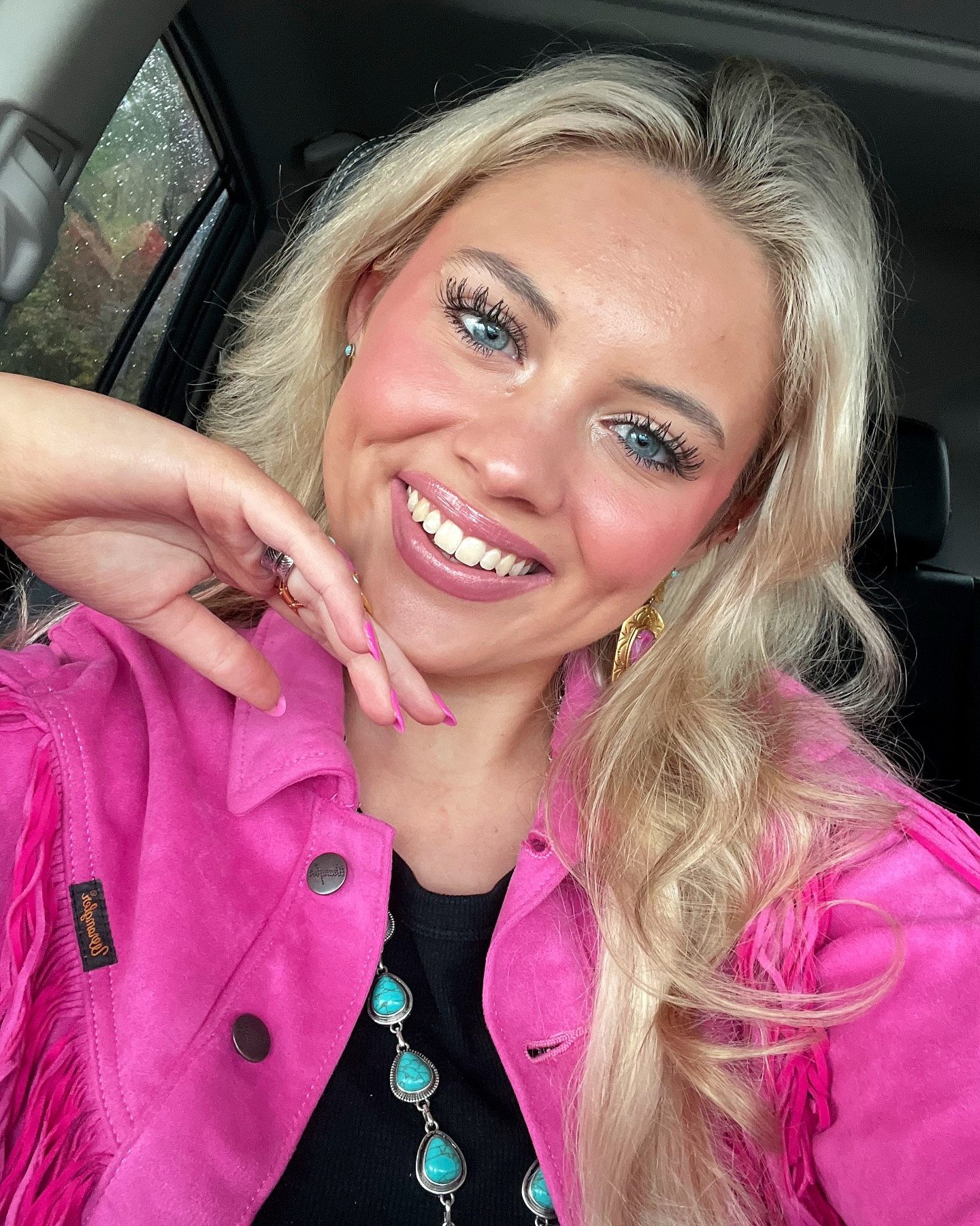 barbie cowgirl era 💘👱‍♀️🌷🎀

outfit details: 
jacket @wranglerwestern 
jeans: LTK (Target finds collection) 
Earrings @yellowrosebykendrascott 
Necklace @cavenders 
Shirt linked in LTK
Earrings @yellowrosebykendrascott @kendrascott 
boots @ariatinternational 
makeup linked in LTK 🎀

#westernfashionblog #cowgirl #westernfashioninspo #nfrfashion #nfrinspo #explorepage