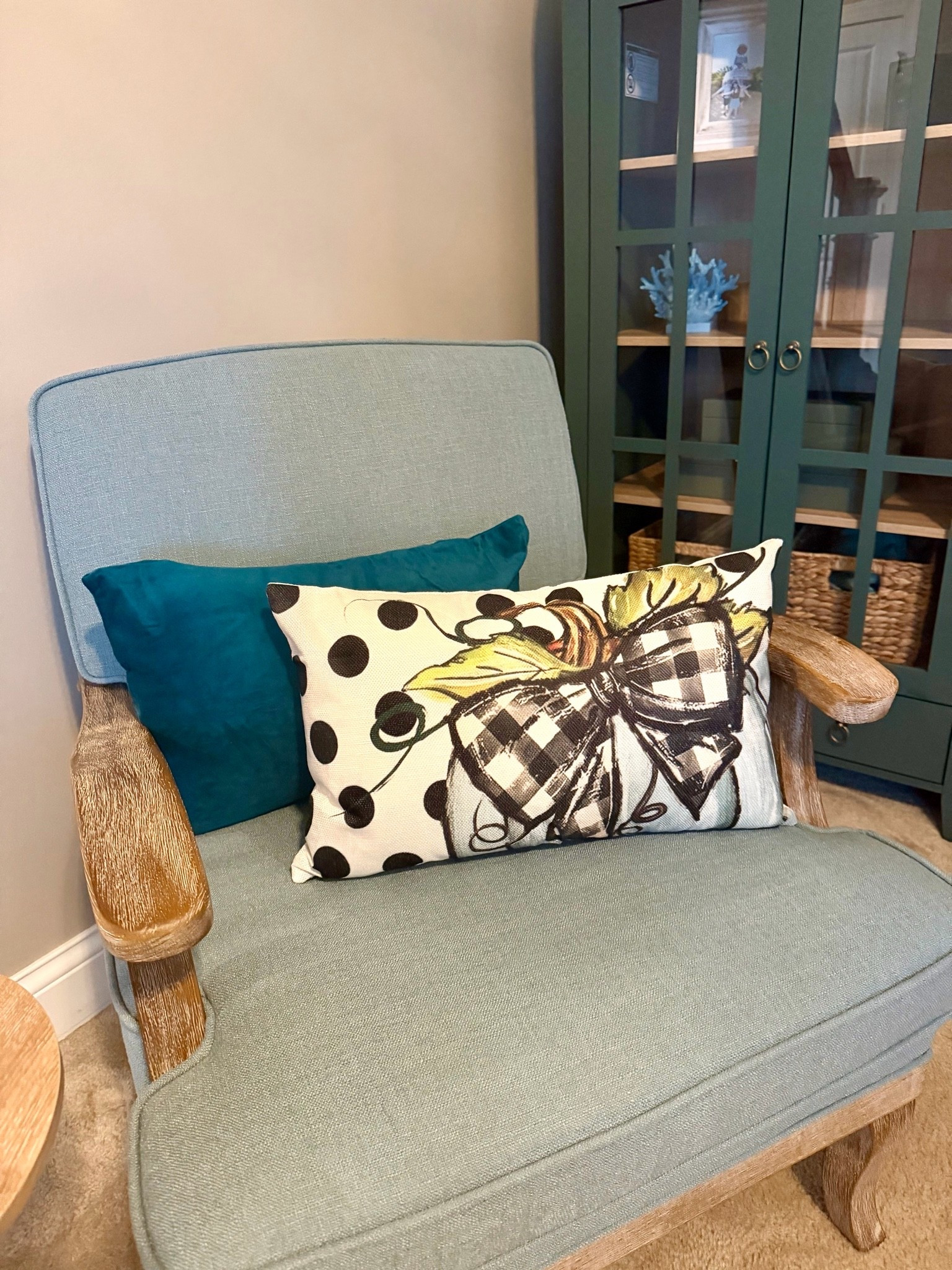 This polka dot pillow is so cute for fall! ✨🍂