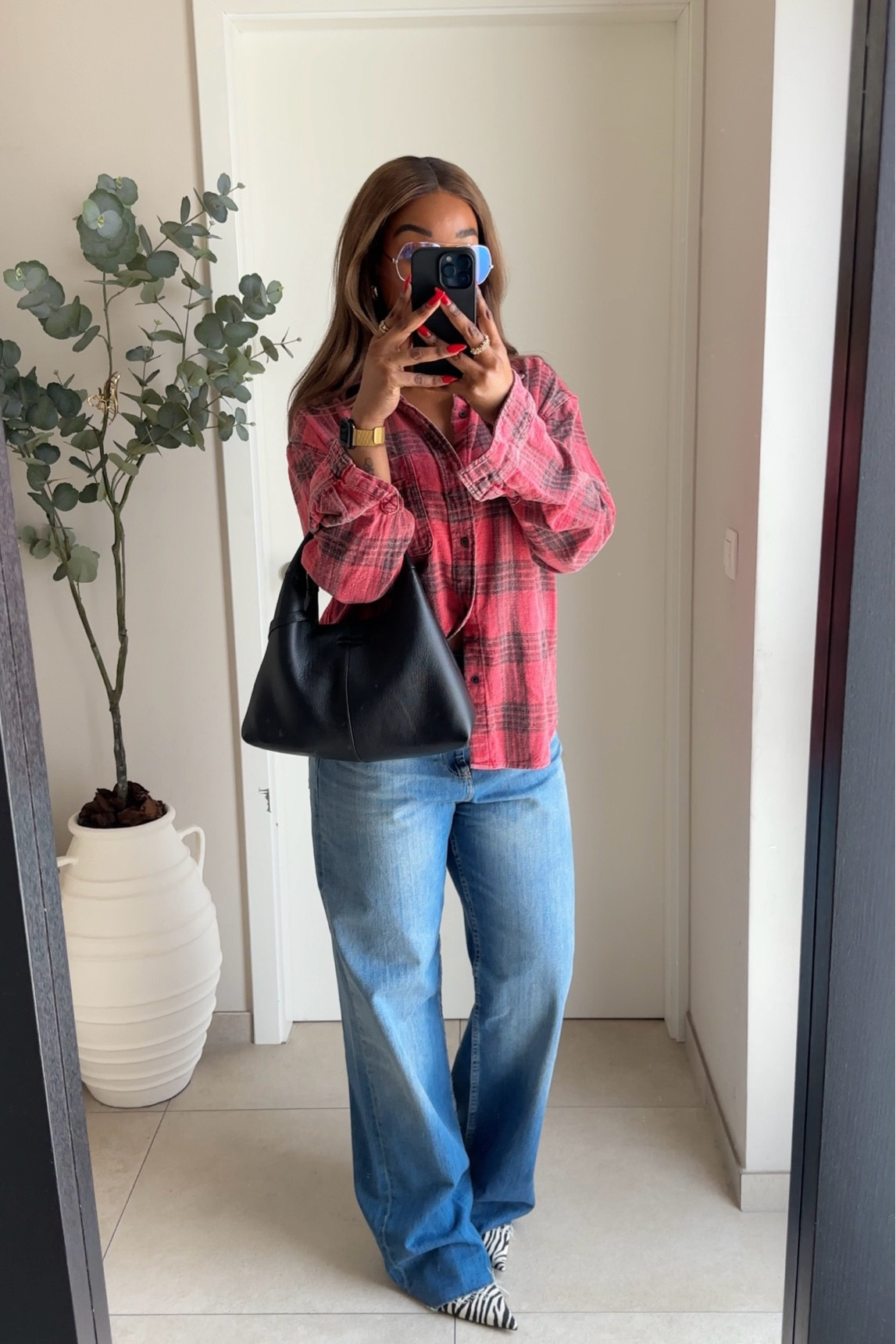 Hi I’m 5’6 this is the size I’m wearing:
Blouse: XLarge 
Trousers: Zara 
Shoes: True to size 