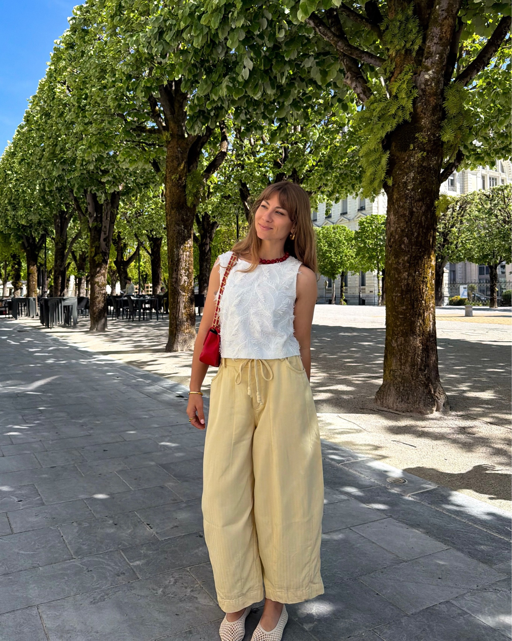 Nouveau pantalon adoré 🌞 avec des détails rouges j’adore cette association de couleurs, vous aussi ? ❤️