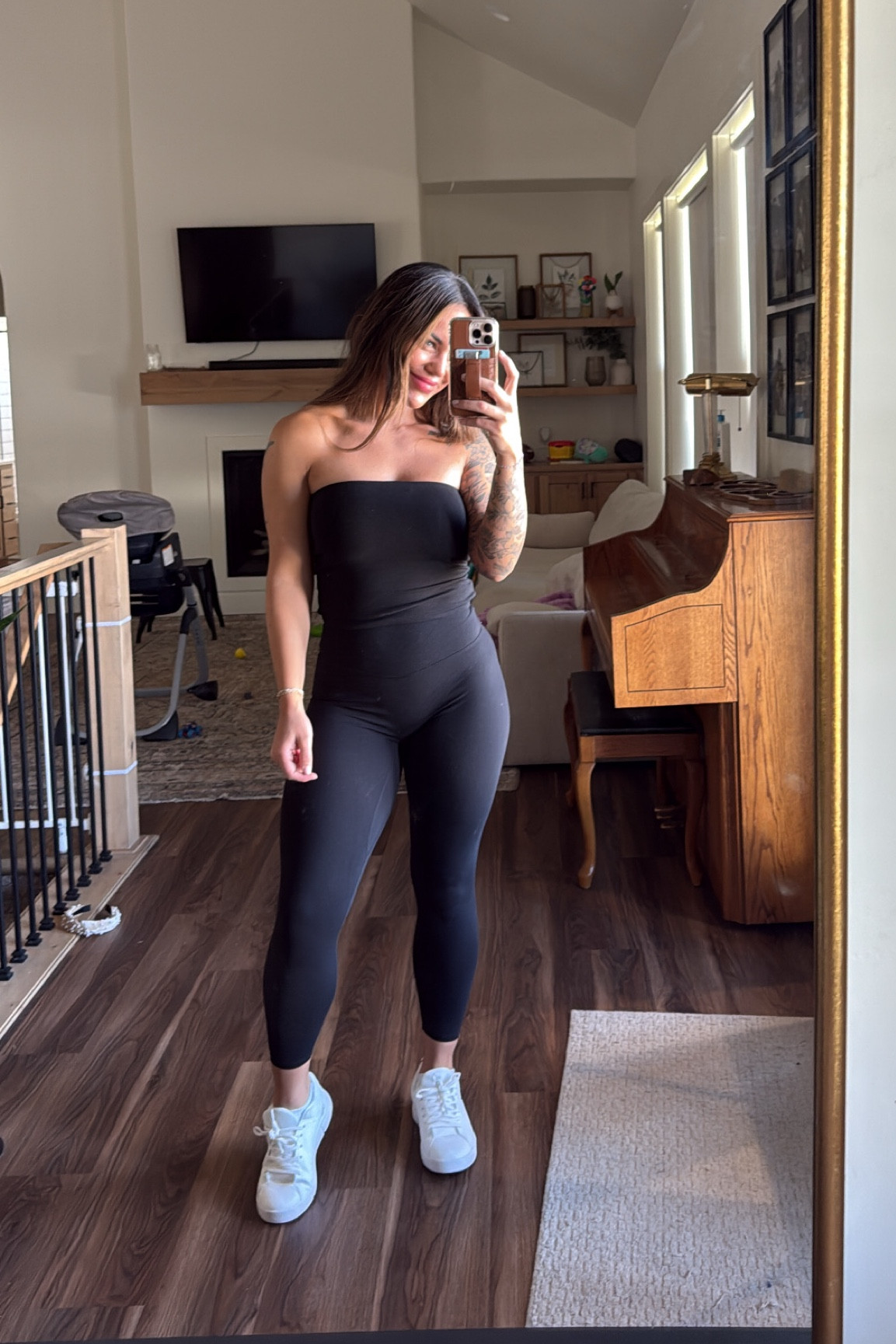 size down! Wearing an XS in tube top!

Size medium in leggings! 😘