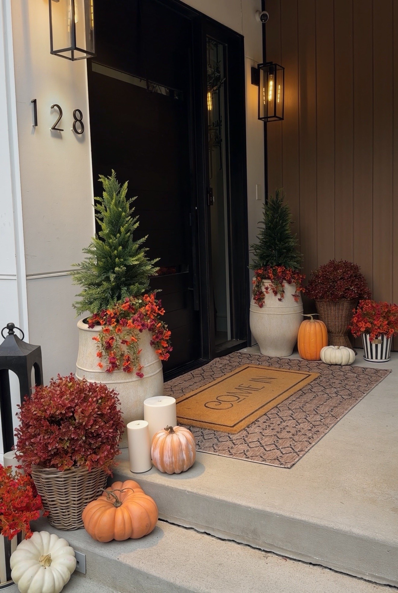 The low-maintenance fall porch 🍂🙌🏼

I LOVE the look of mums for fall, but I’m officially over buying them just to have them die a week later 😂 So this year I found the prettiest faux fall plants + topiaries on Amazon

No watering, no replacing dead plants, and my porch stays looking good ALL season. 👏🏼🤎

#AmazonFinds #FallPorch #FallPorchDecor #AmazonHome #AmazonFallFinds #FallDecor #FrontPorchDecor #AutumnDecor