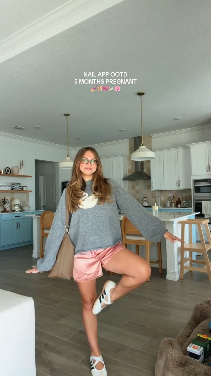 trying to find cute ways to style the bump 🤰🏼🎀 sweater & shorts are coco mccall!

#LTKBump #LTKootd #LTKSeasonal