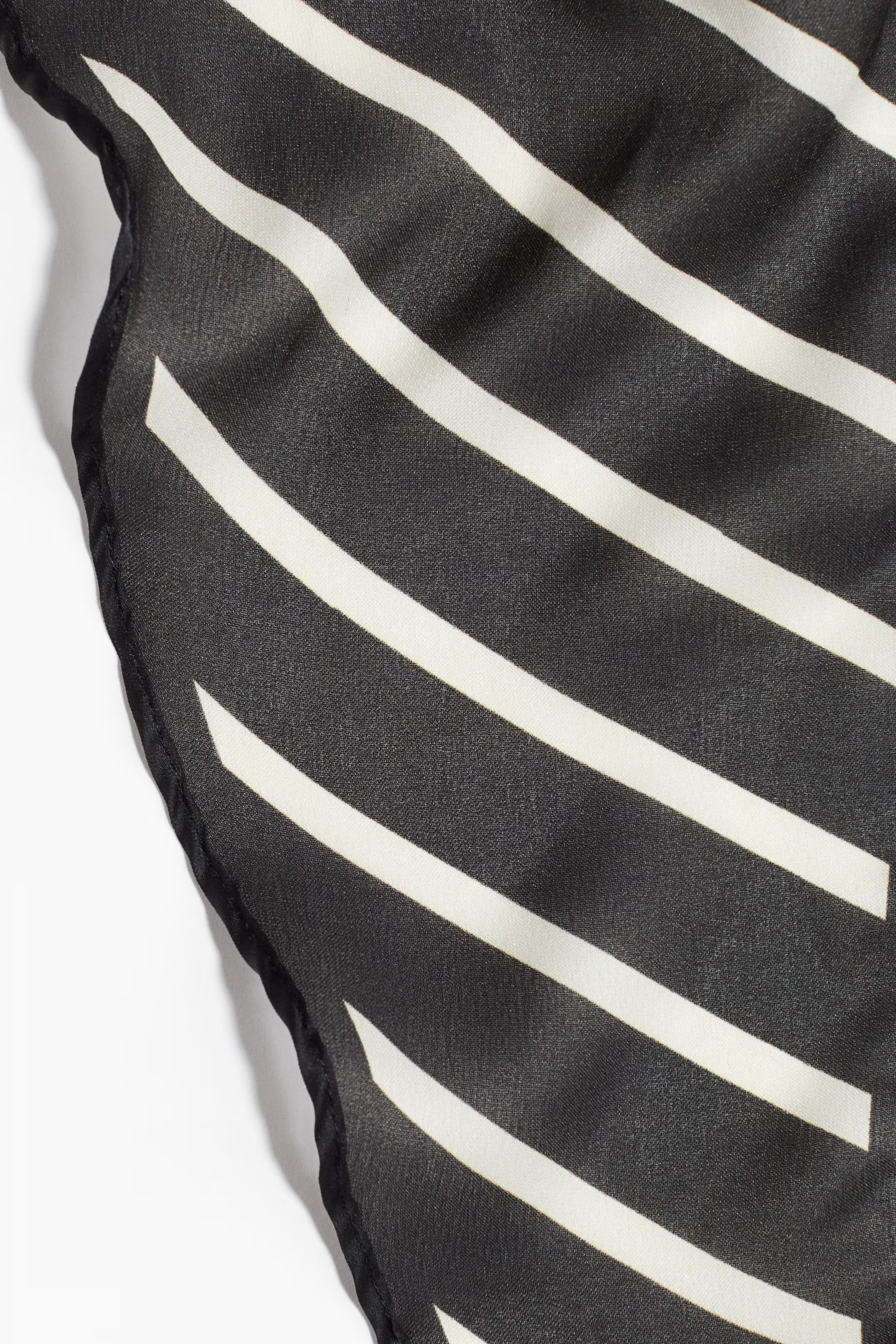 Diamond-shaped scarf | H&M (UK, MY, IN, SG, PH, TW, HK)