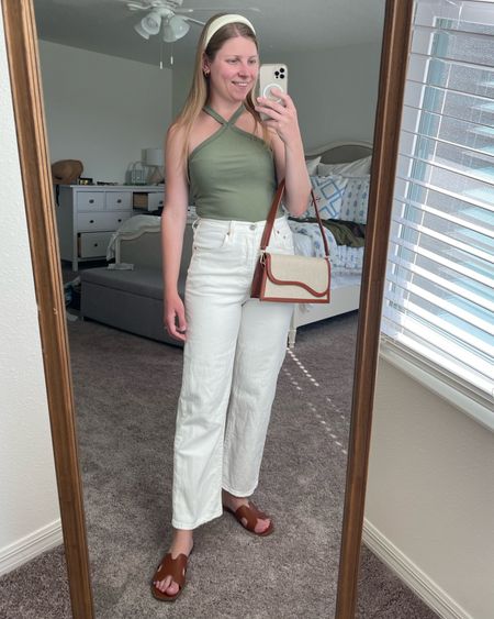 Casual spring and summer outfit with high waist ribcage Levi’s jeans  