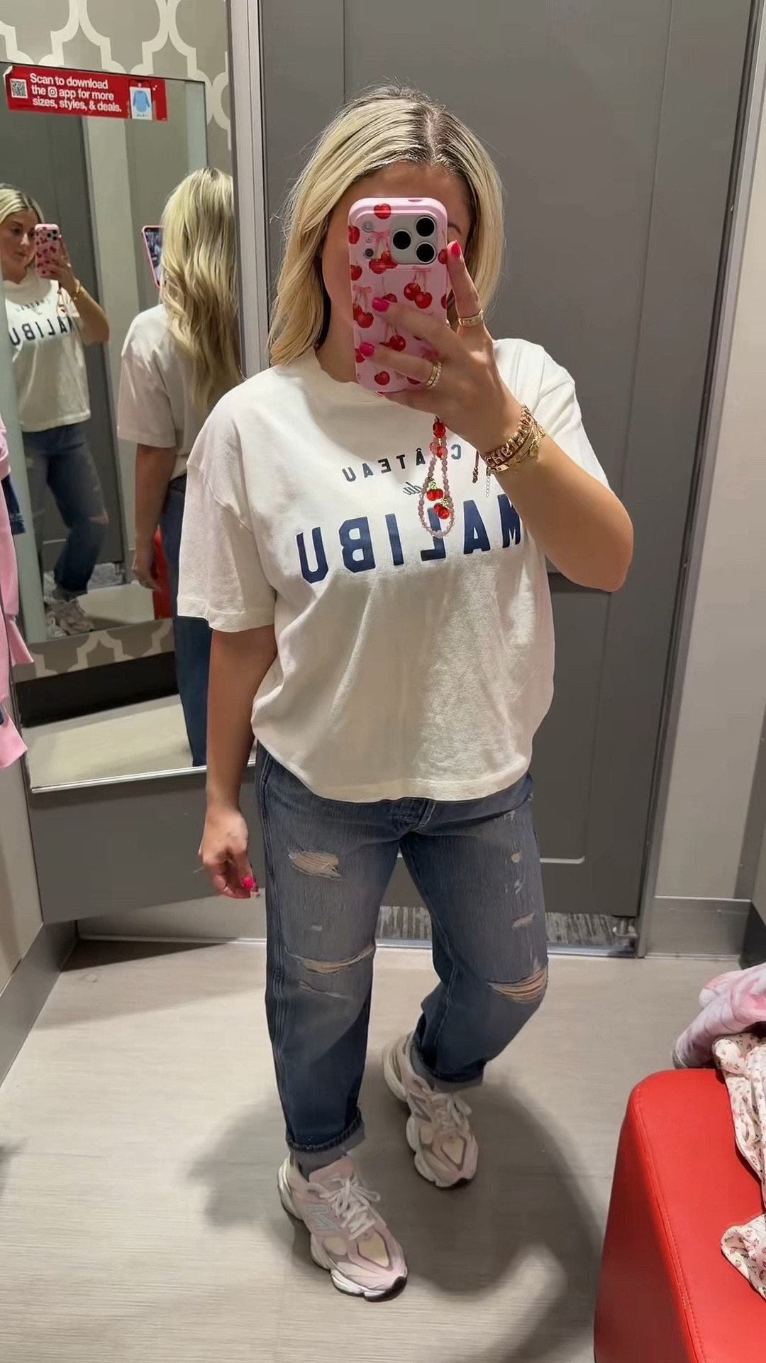 New target outfit
Soft graphic tee small
Boyfriend jeans size 4
New balance sneakers 