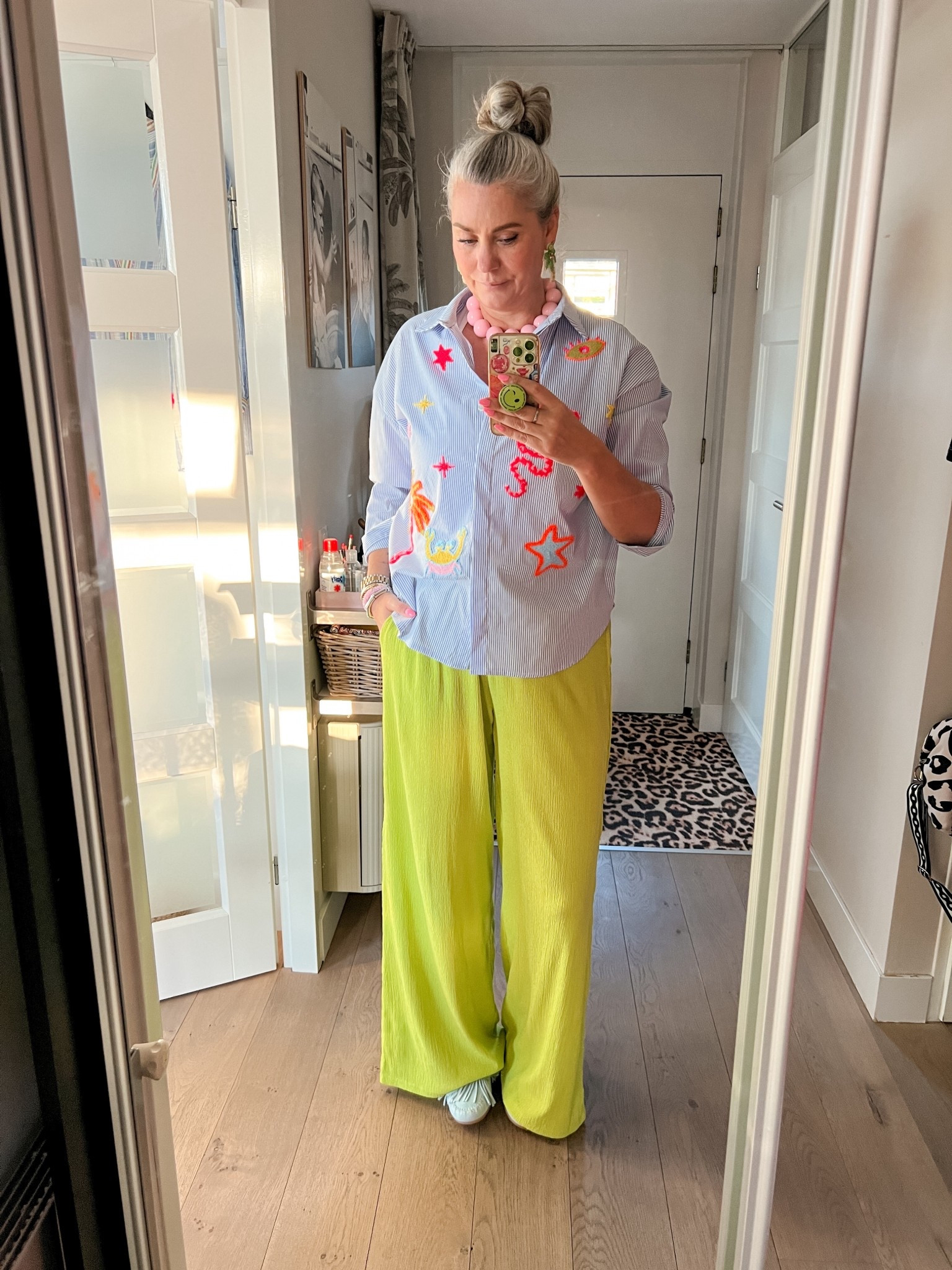 OOTD - Dinsdag. Een limegroene wijde broek (oud, Raizzed, L) met daarop een blauw gestreepte blouse met borduursels (Albert Cuijp markt), ketting met grote roze bollen en lichtblauwe mocassins van DWRS. 



#LTKeurope #LTKnederlands #LTKmidsize
