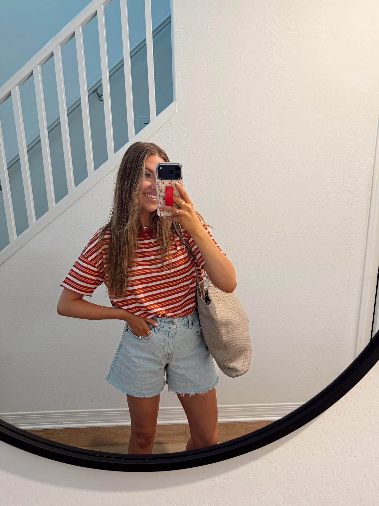 The perfect casual spring outfit! Wearing an XS tee and 27 shorts 

@Aerie @abercrombie 