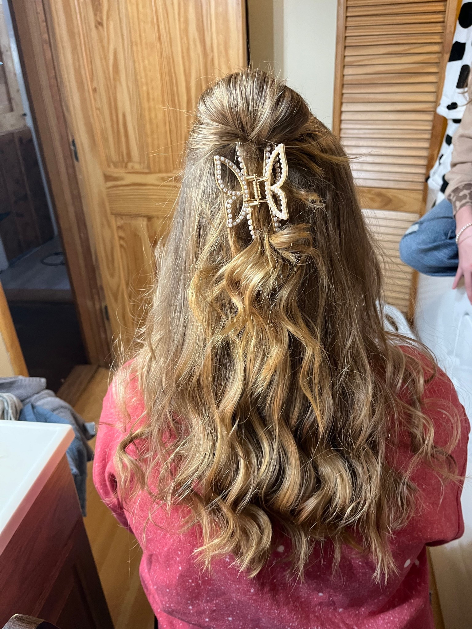Easy hairstyle! 💇‍♀️ 

A clip, wand & rubber band is all this takes and about 10 mins.  

#LTKmorningroutine #LTKWedding #LTKdayinmylife
