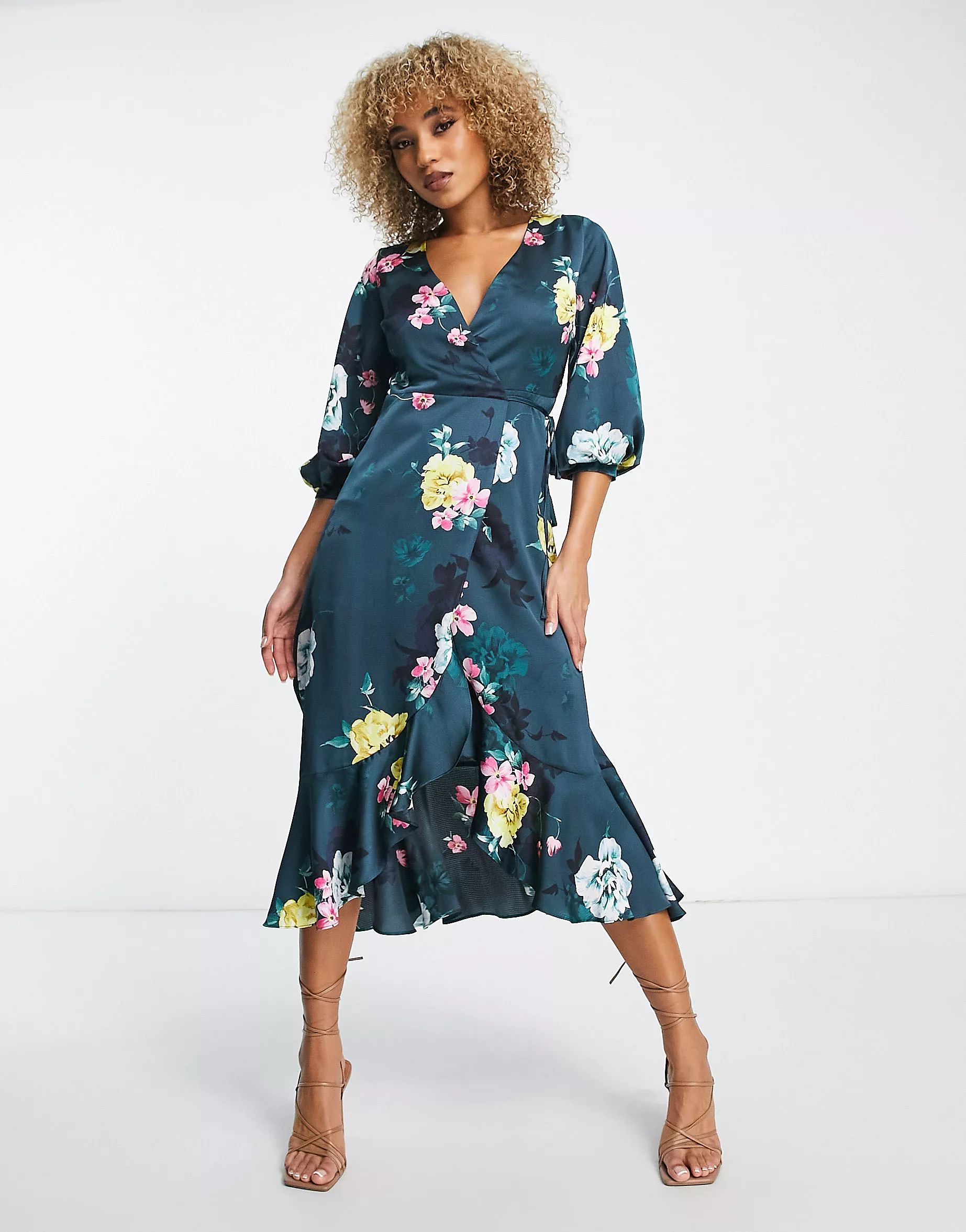 Liquorish - Robe portefeuille mi-longue en satin à manches bouffantes et imprimé floral - Noir | ASOS (Global)