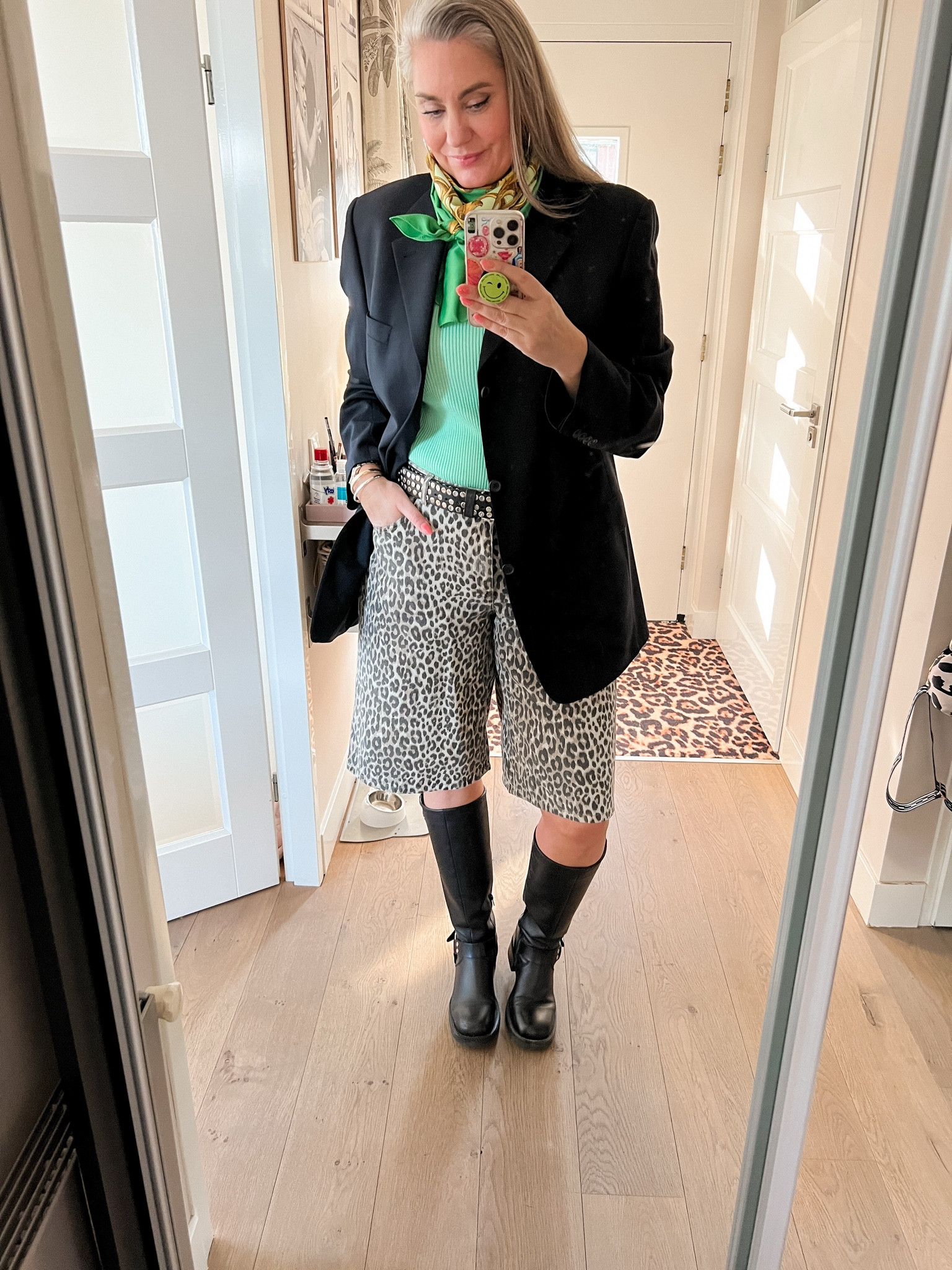 Ootd - Thursday. Leopard jorts, mint green top, thrifted men’s blazer, tall biker boots and green scarf. 



#LTKeurope #LTKspring #LTKnederlands