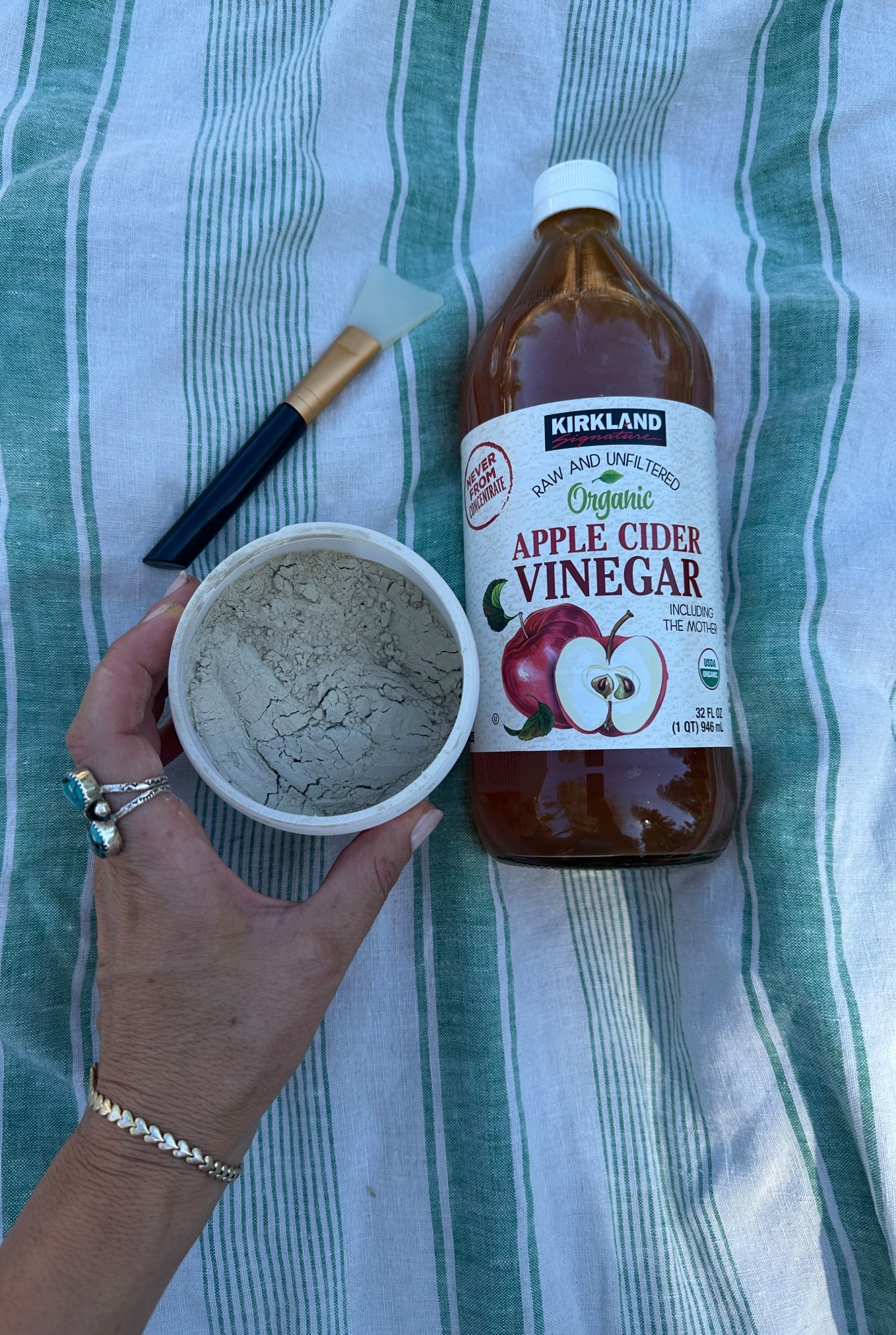 The OG face mask ✨ Aztec Secret Indian Healing Clay mixed with apple cider vinegar is still one of the best clay masks out there. Deep cleans your pores like no other. A non-toxic skincare classic I always come back to.

#aztecsecret #indianhealingclay #claymask #skincareroutine #nontoxicskincare #naturalskincare #clearskinjourney #detoxmask #acneproneskin #porecleanser #applecidervinegar #beautyritual #glowingskin