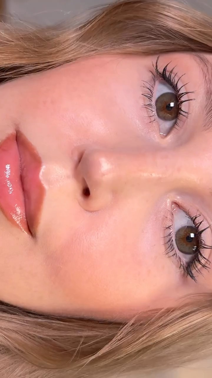 GRWM: soft glowy full glam ✨

Base
Armani Concealer – 4.75
TIRTIR Mask Fit Aura Cushion – 21C Ivory

Eyes
CLIO Kill Lash Superproof Mascara

Bronze + Blush
Milani Bronzer – 04 Glow
Tower28 BeachPlease Cream Blush – Magic Hour

Glow + Set
Natasha Denona Pastel Plexi Glow Highlighter
Huda Beauty Easy Bake Pressed Powder – Cherry Blossom Cake

Lips
Revlon ColorStay Multi-Liner – 006 Dynamic Doer
Provence Beauty Lip Balm – Crème Caramel

Tools
Shiseido Eyelash Curler
BK Beauty Angie Hot & Flashy A506 – Concealer Brush
Anisa Beauty Bronzer Brush
Hourglass No.15 Blush Brush
Real techniques Powder Brush

Finishing Touch
Kitsch Satin Heatless Curlers Set – Sunset Tie Dye

#fullglam #glowymakeup #makeuproutine #beautycontent #reelsbeauty