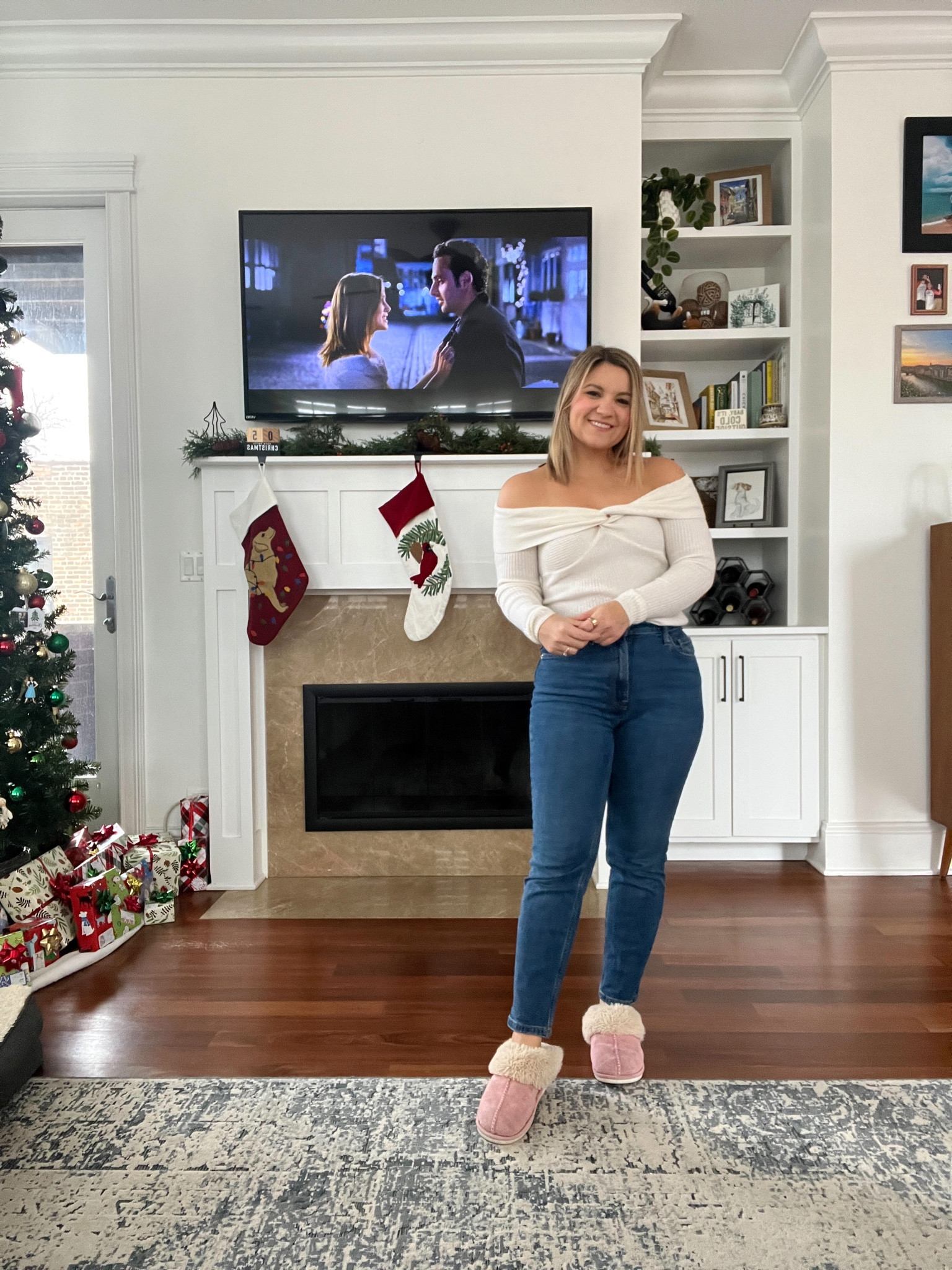 Outfits inspired by Love Actually!
Sweater - size XS 
Jeans - size 26 in 26.5” inseam