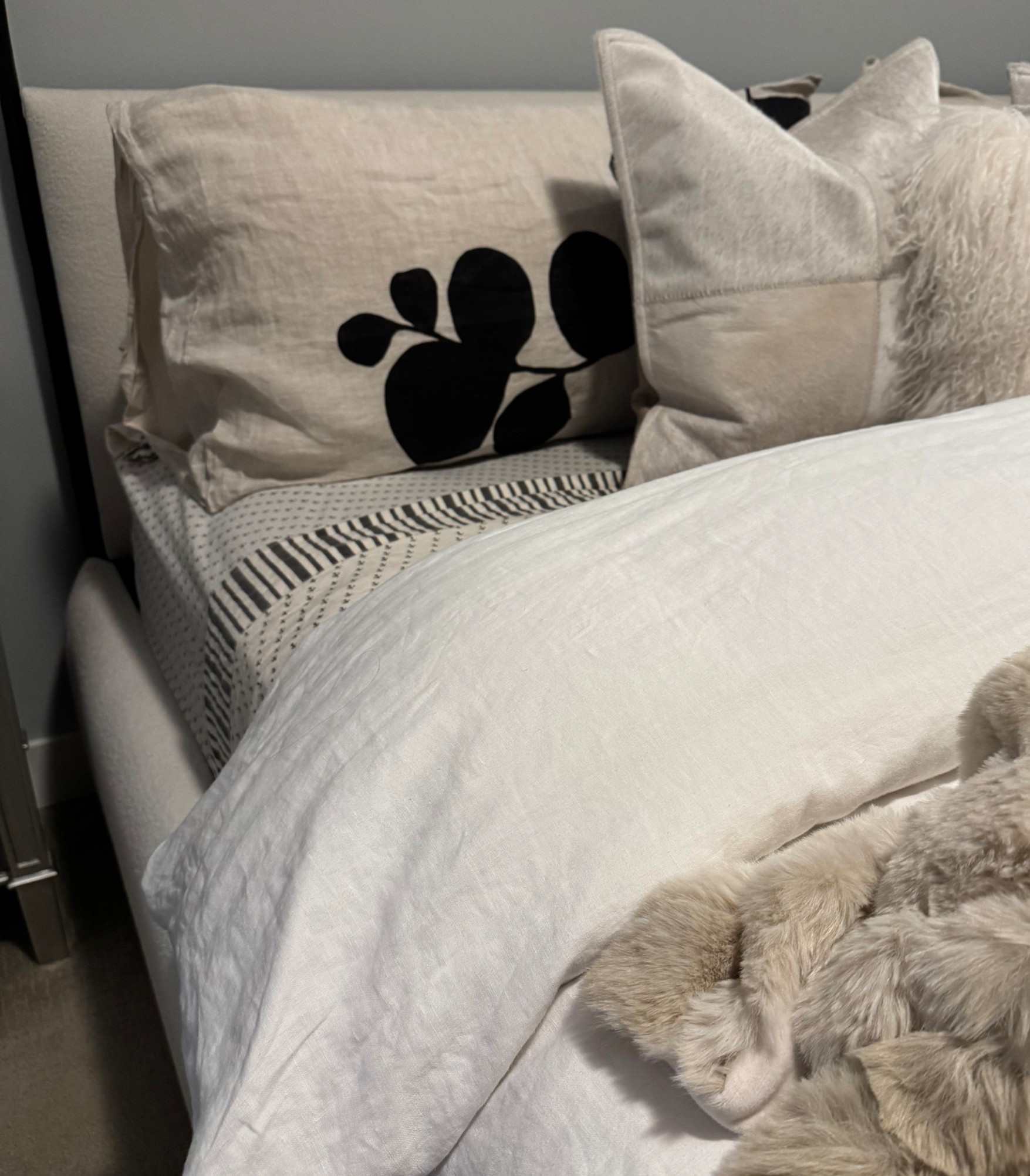 Fresh Sheets Sunday 🧺 We are loving our new king bed & mattress! Our helix mattress has been a game CHANGER! We’re both sleeping better, and I’m having fun playing with neutral patterns + textures, to make for a luxe sanctuary. Hubby sleeps HOT, so we got the added cooling gel layer & so glad we did! Linked everything below. 🔗 #bedroom #kingbed #linensheets #hempsheets #cottonsheets 

#LTKdayinmylife #LTKHome #LTKmorningroutine