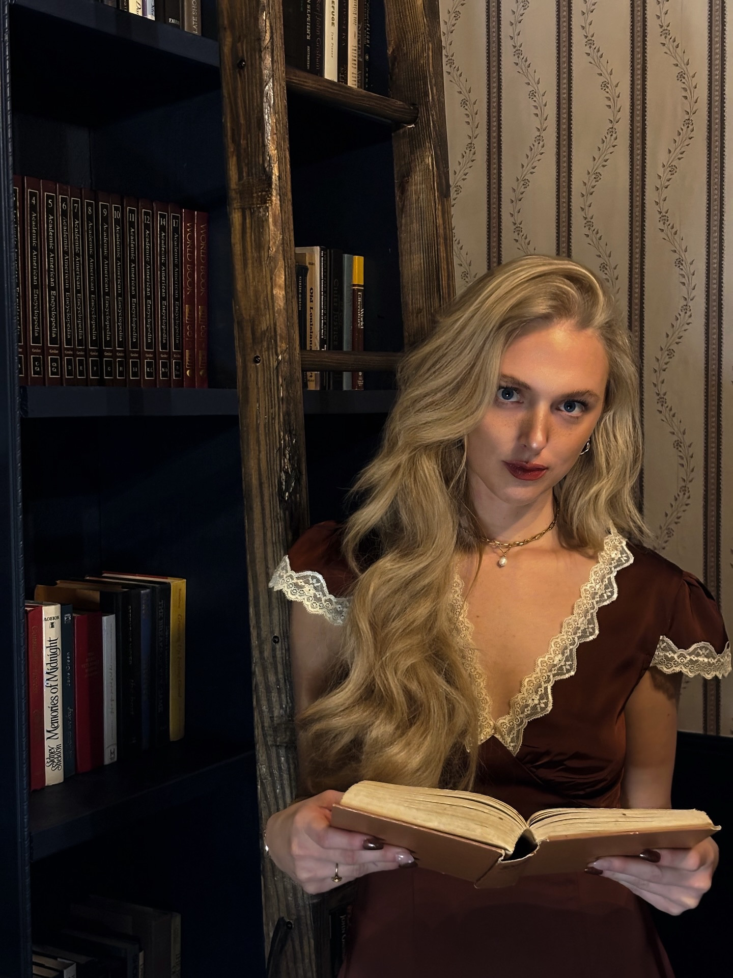 A library evening in @rihoas_official 📖 #rihoas #inrihoas 
code: ‘Sidney’ for 20% off🤎