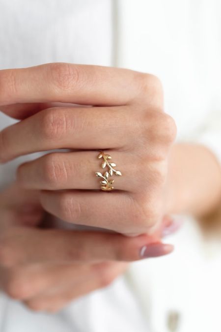My love for unique jewelry 💕 and this leaf ring is one of them 👌🏼

Solid gold leaf ring 
Cute leaf ring 
Cute ring 
Cool ring
Modern ring
Minimalist ring 
Modern jewelry 
Minimalist jewelry 