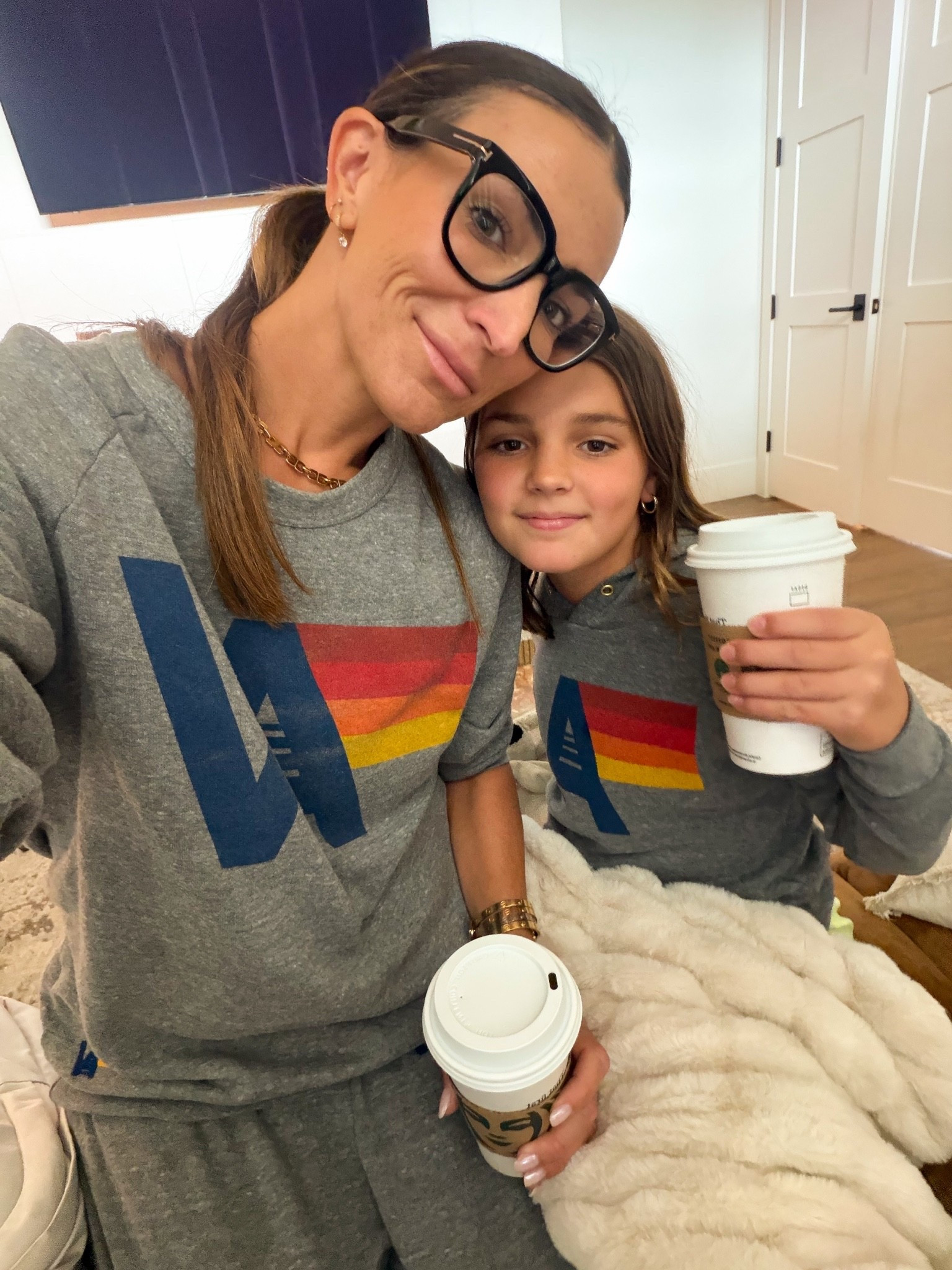 Sick day essentials: medicine ball tea, cozy sweats & our Lola blanket ☁️