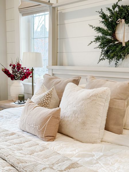 A closer look…

Neutral bedroom | antiqued gold lamp | pleated lamp shade | cozy bedroom | home for the holidays | guest room 

#LTKHoliday #LTKhome #LTKsalealert