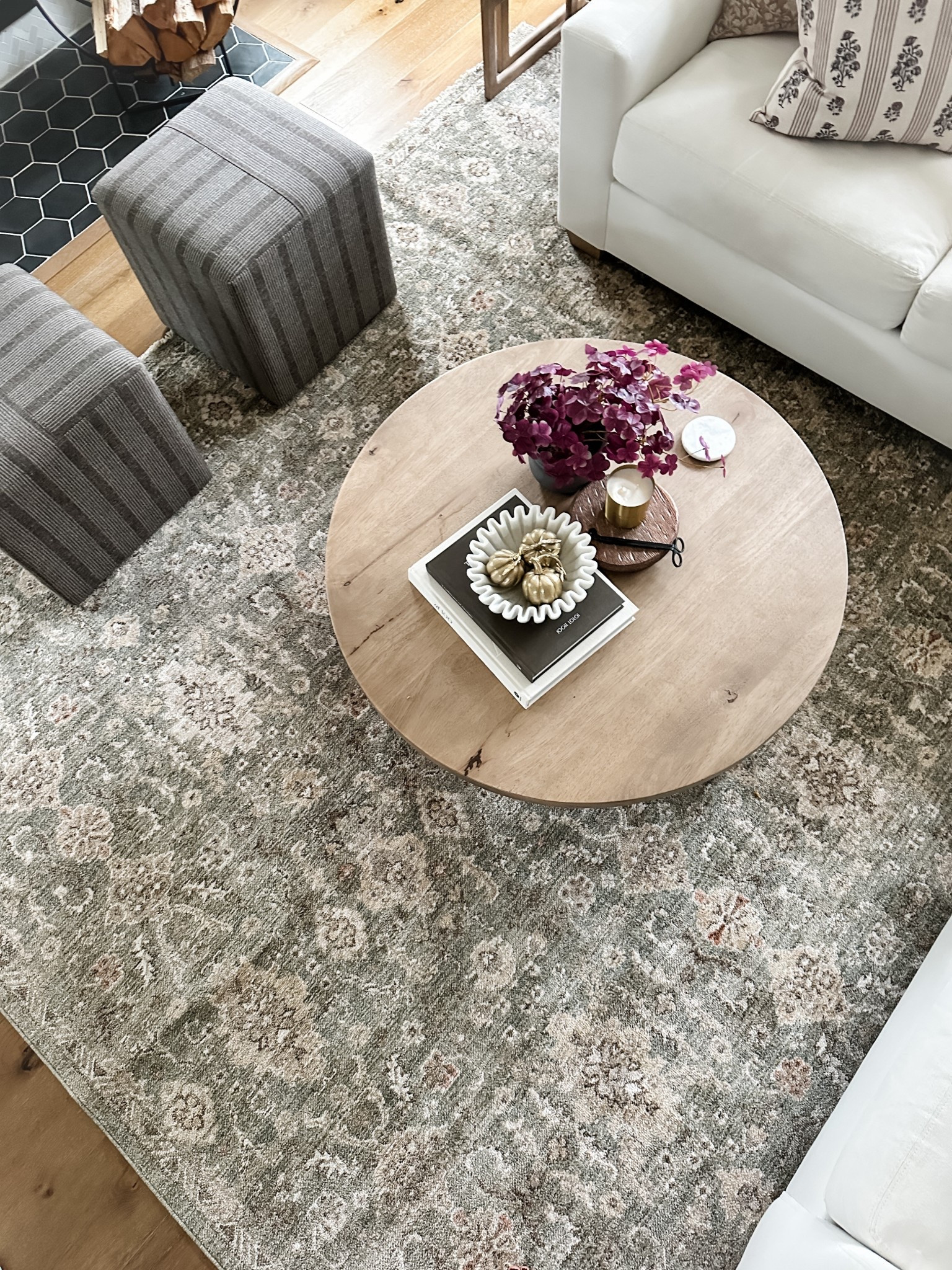 Back on my “a new rug fixes all of my problems” BS ☺️☺️

#LTKSeasonal #LTKHome #LTKSaleAlert