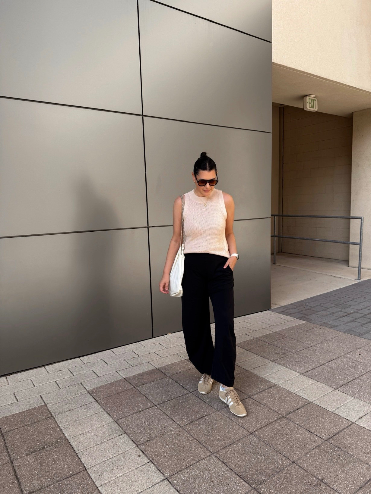 Love these @ruti pants so so much! Worth the hype :) 

I'm in the 10 long of the pants. 

The top is @commense and I love it! It's a nice way to get an autumn texture in  summer temps. I'm in the large. 

 