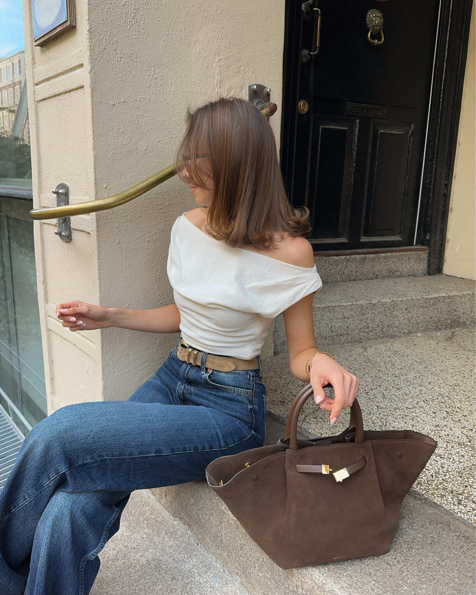 First days of spring outfit: denim with a linen top & suede accessories 🤎