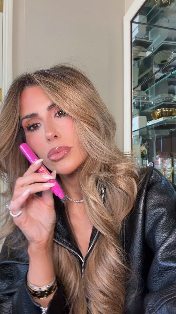 I’ve tried a number of freckle pens and so far this has been my favorite! It’s from Amazon and 20% off today and tomorrow 10/7!!! 

Amazon finds, Amazon beauty, Amazon makeup, Freckle pens, Makeup, Amazon Prime Day, Prime Day Deals, Zara fashion, Revolve fashion, Gemme Beauty, Emily Gemma