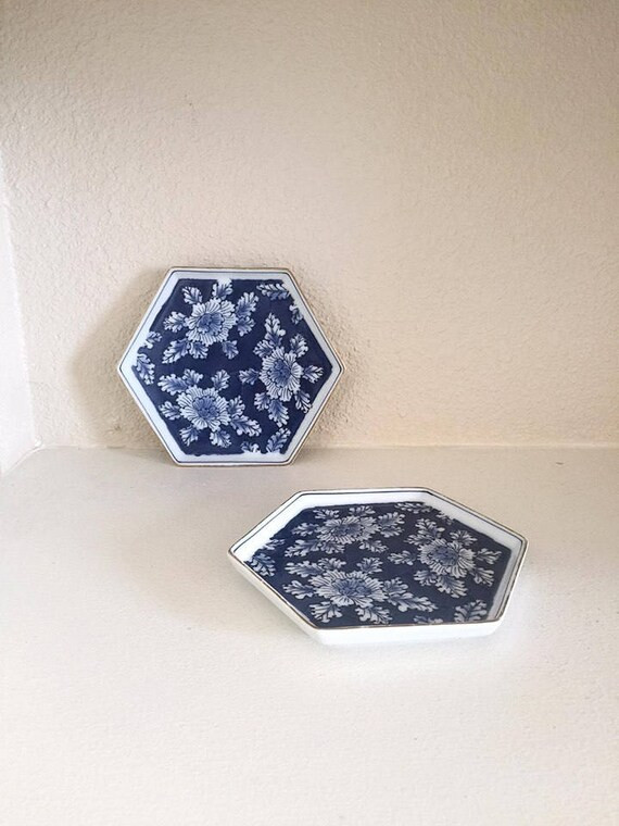 Set of 2 Gold Trimmed Japanese Vintage Style Blue and White Flower Pattern Plates - Blue and White P | Etsy (US)