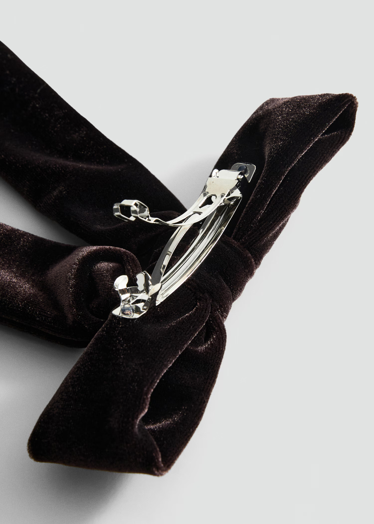 Velvet bow hairclip - Women | MANGO United Kingdom | MANGO (UK)