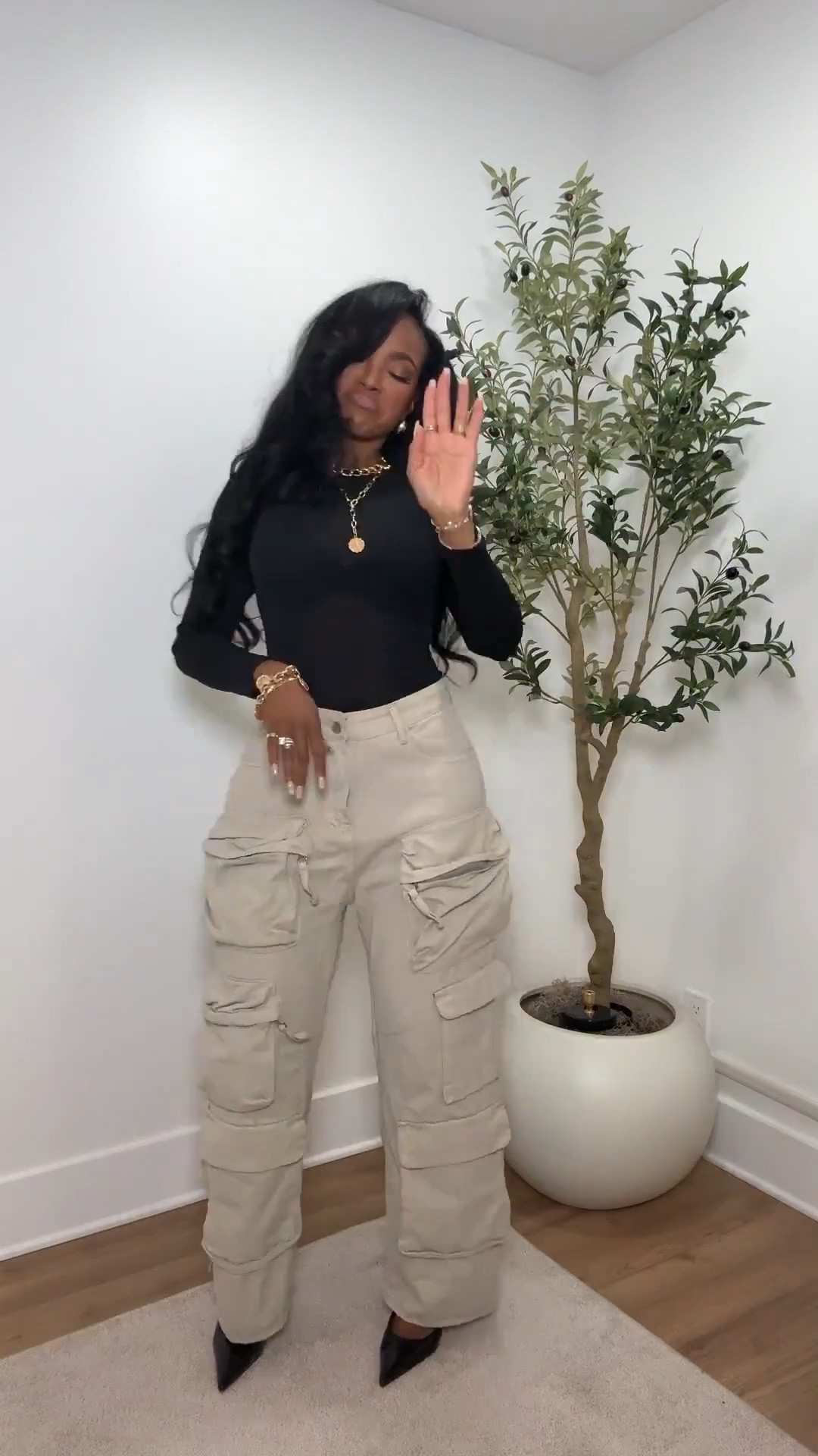 ✨ Off-duty but elevated  
Cargo pants paired with a sleek black top for the perfect mix of cool, comfy, and put-together. Easy to dress up with heels or keep casual for everyday fall style.

Tap to get details.

Kira’s measurements: 5'4”, 138 lbs, 34D, 27" waist, 40" hips

Neutral fall outfits, cargo pants outfit ideas, casual chic styling, elevated everyday look, easy fall wardrobe staples.

Follow me on Instagram and YouTube @kirasfashionfinds

#LTKootd #LTKgrwm