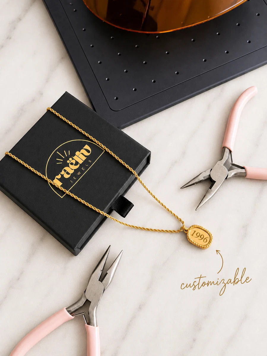 THE HEIRLOOM FRAME NECKLACE (CUSTOM ENGRAVING, TARNISH-FREE, WATERPROO | raëliv