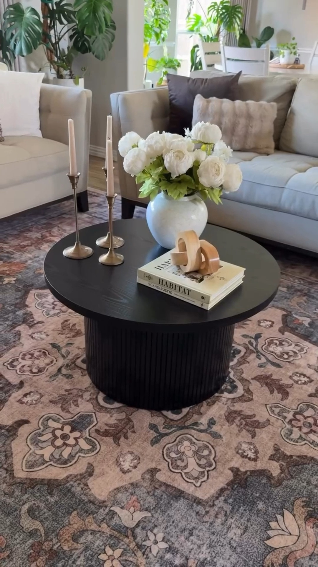 Decoremos juntas mi nueva mesita de la sala ✨ me dejas saber si quieres el enlace. Y si te gustó esta idea de decoración para tu mesa, guarda el video para después 🫶

#home #homedecor #coffeetable #coffeetabledecor #decoracióndeinteriores 
Black fluted round coffee table decor