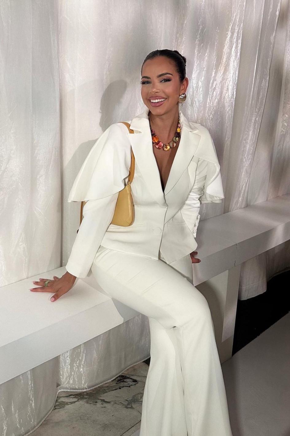 ensemble blanc blazer cintré blanc detail cape à volant pantalon costume blanc coupe droite sac porté épaule Le Bisou Perle Jacquemus sac à main en cuir jaune ornement en perle 

#LTKitbag #LTKFind #LTKstyletip