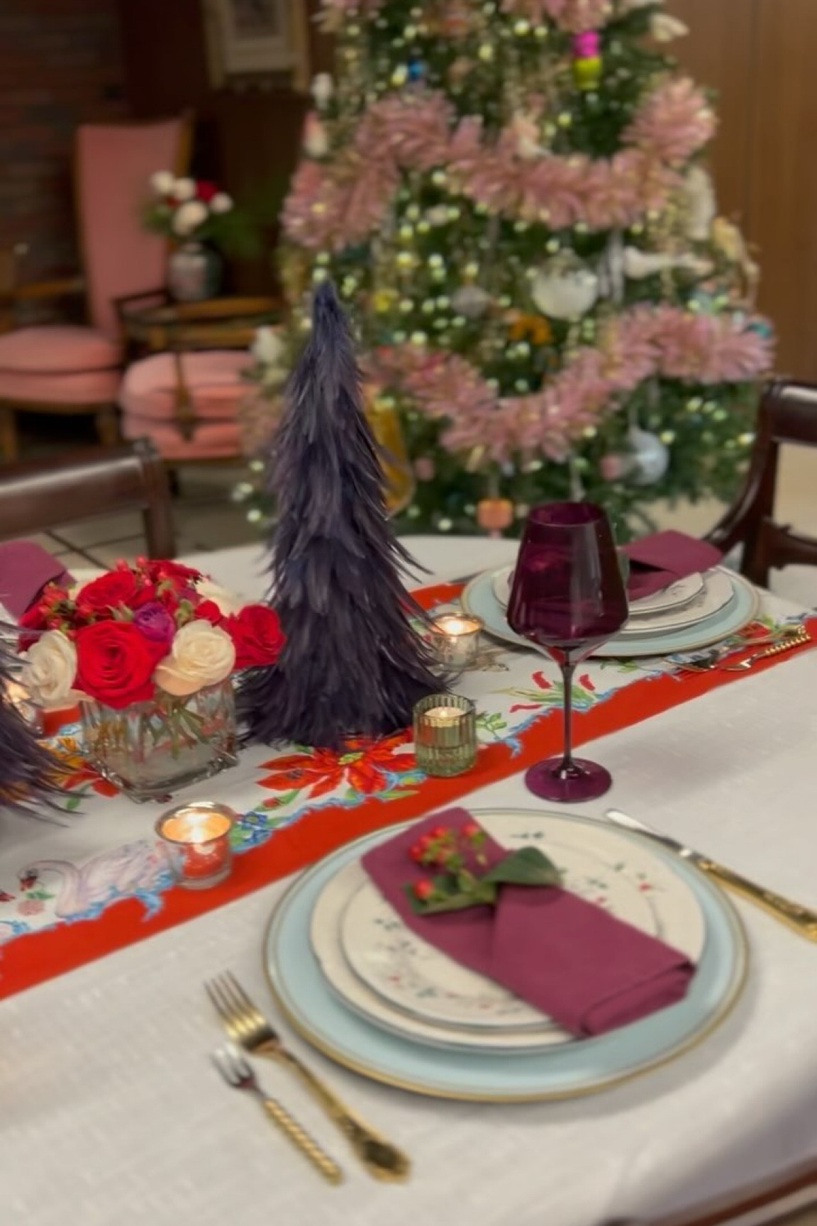 When it’s officially November and it’s finally socially acceptable to showcase your Christmas decor 💕🎄🎅🏼 

#interiordesign #grandmillennialdecor #grandmillennial #tablescapes #njinteriordesign #floraldesign #christmastablescape #christmastree #colorfulhome #njfloraldesigner #interiorstyling #holidaytablescape