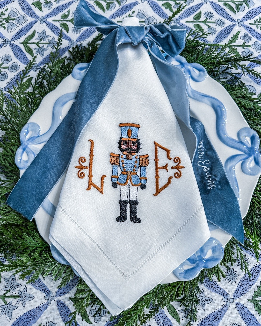 Christmas tablescape, table setting, dinner napkins, Christmas dinner, bows, Christmas decoration

#LTKHoliday #LTKHome