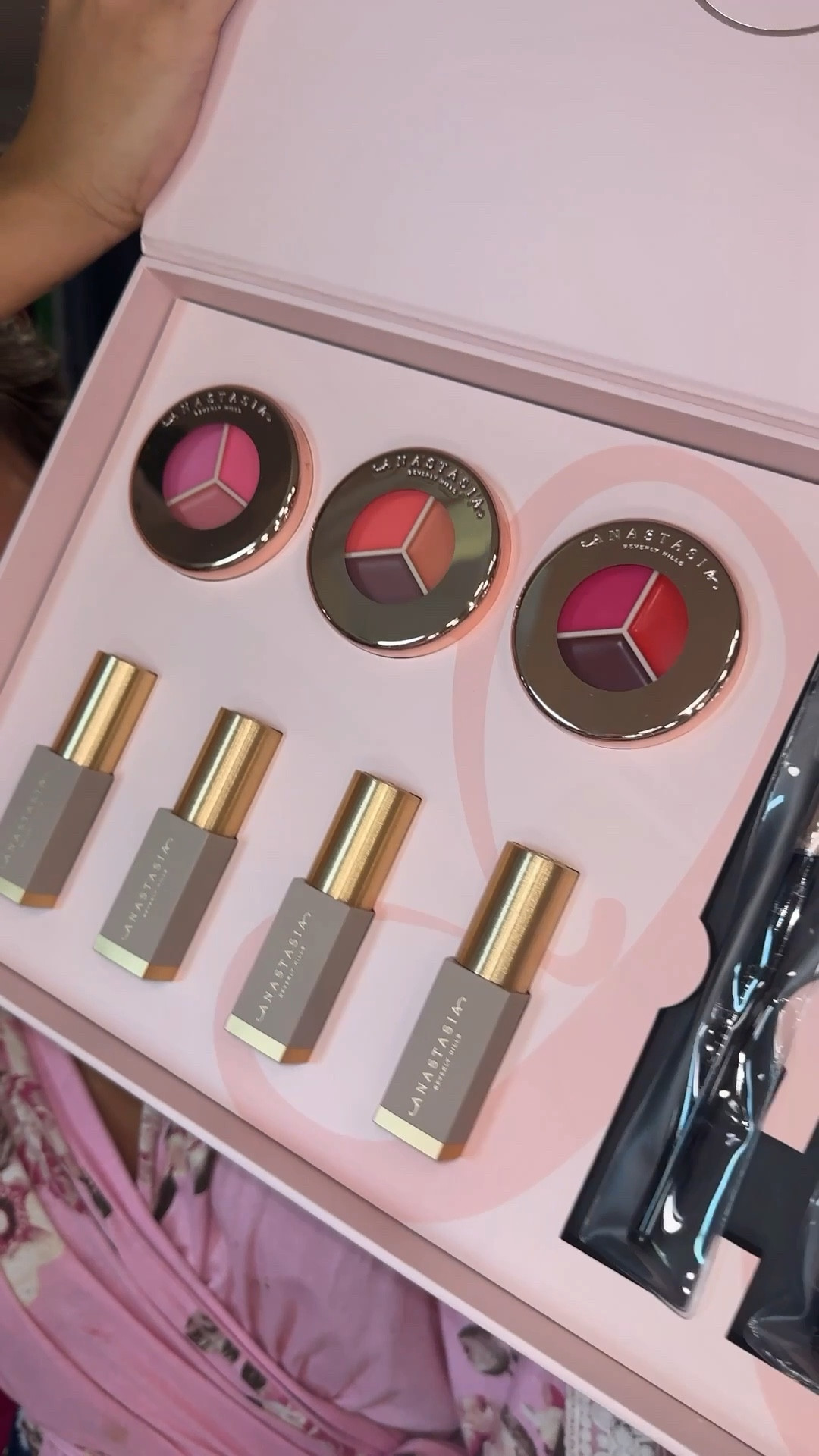 Get ready with me ✨💄
Added in a few new shades from my makeup queen, Anastasia Beverly Hills, and I’m literally never gonna stop swooning over these new face essentials. The cream blush trios are EVERYTHING and then some! The perfect way to add a little bronze to a summer glow. ✨ 

#LTKBeauty #LTKStyleTip #LTKFindsUnder50