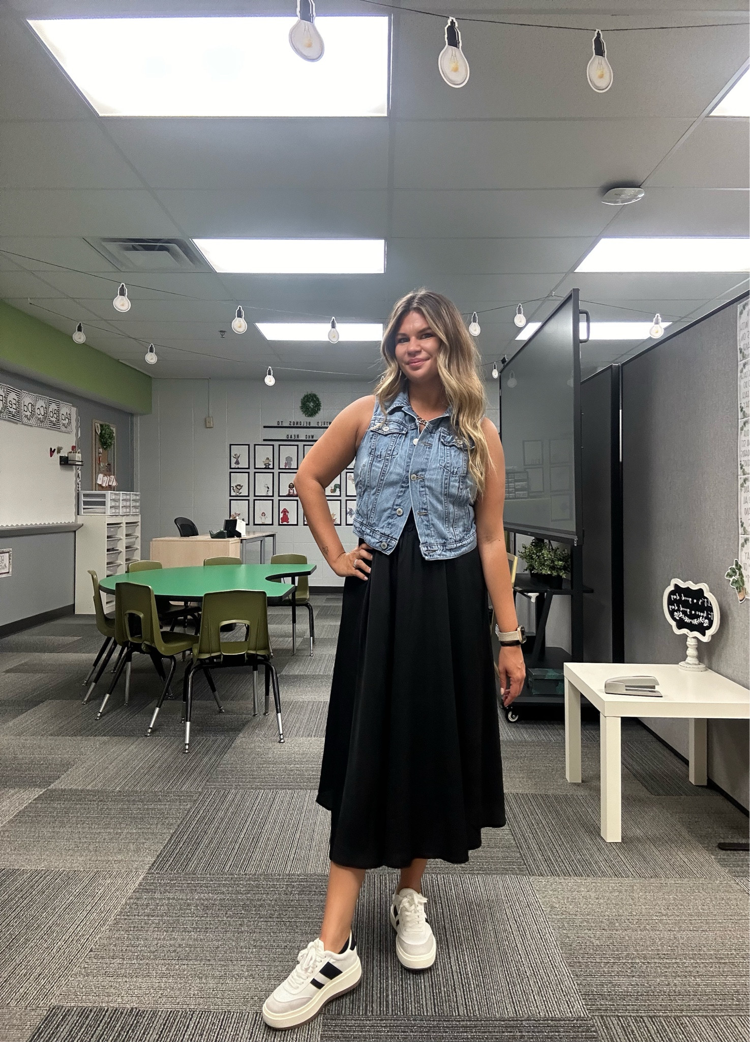 Teacher outfit ✨
Jean denim vest
Long black pleated skirt
Fashion sneakers

#LTKBacktoSchool #LTKShoeCrush #LTKWorkwear