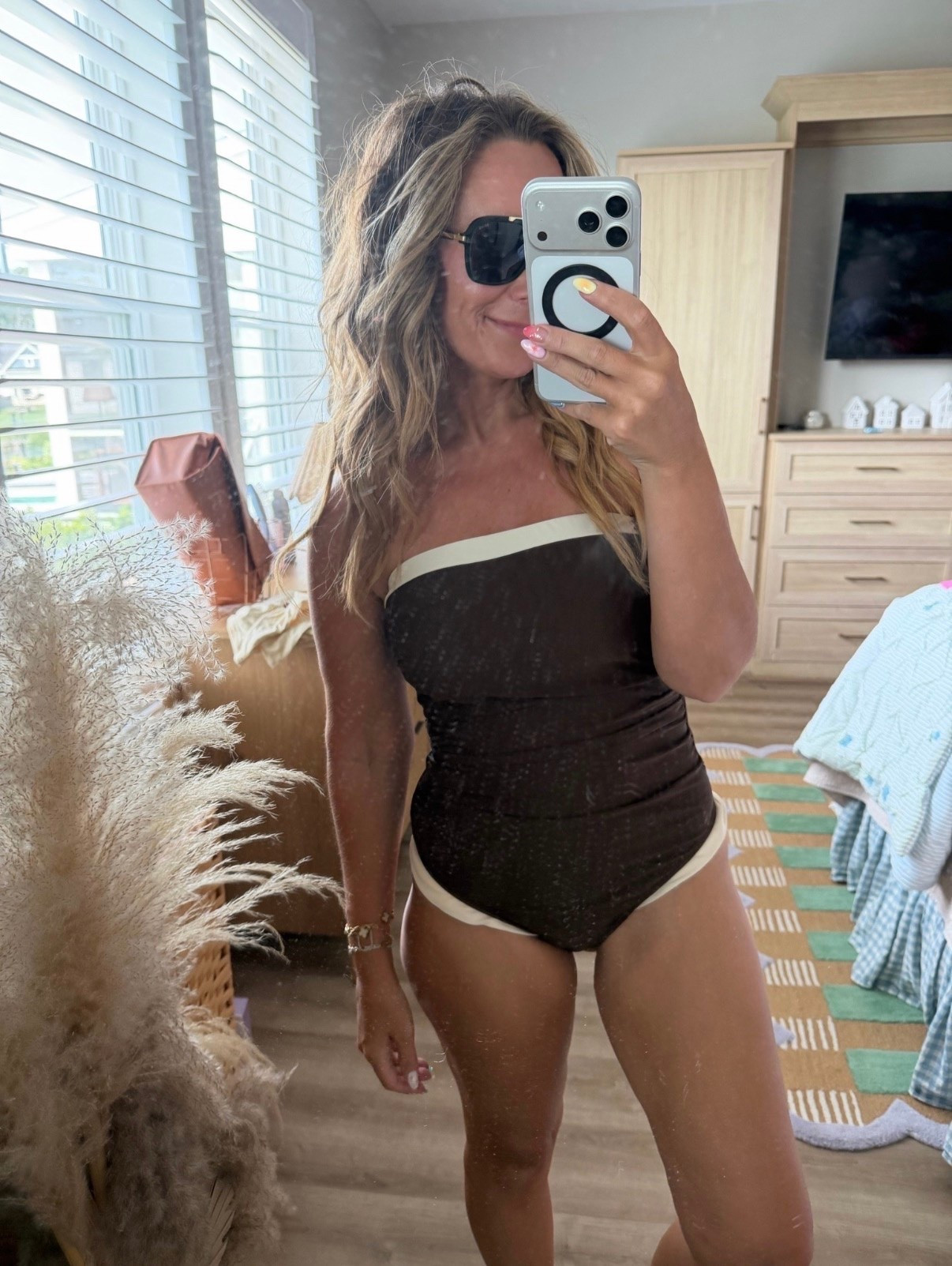 The swimsuit that made me do a double take 🤎🤍 This color combo looks so elevated, the contrast trim is SO chic, and the ruching is super flattering without feeling overly tight. It gives that expensive resort vibe for a fraction of the price. Perfect for pool days, beach trips, or just chasing the kids around all summer. ☀️✨